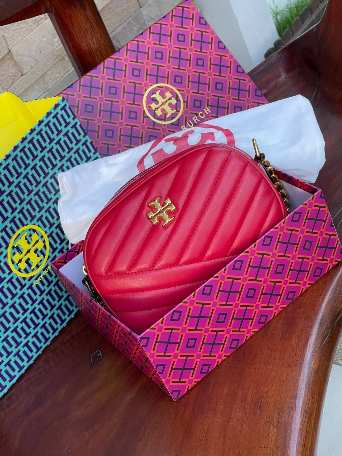 Tory Burch KIRA CHEVRON SMALL CAMERA BAG สาว ๆ ลุคคุณหนูไม่ควรพลาด Collection นี้เลยนะคะ เพราะ Kira Chevron เป็นรุ่นที่ตอบโจทย์และครองใจสาว ๆ ได้อย่างแท้จริง