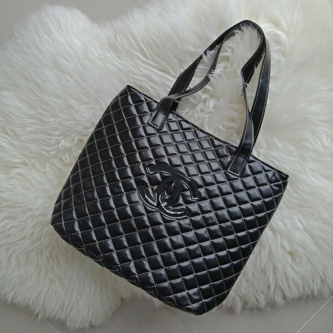 CHANEL LARGE VIP TOTE BAG สินค้าสมนาคุณจากงาน VIP GIFT แบรนด์ดังสุดหรูอย่าง CHANEL โดดเด่นด้วยตัวกระเป๋าขนาดใหญ่ จุของได้เยอะ วัสดุหนัง PU นิ่ม ด้านหน้าปักด้วยโลโก้ CC หนังแก้ว เปิดปิดด้วยกระดุมแม่เหล็ก ด้านในผ้าบุปั้มแบรนด์ชาแนล มีช่องใส่ของใหญ่ แถมแบ่งช