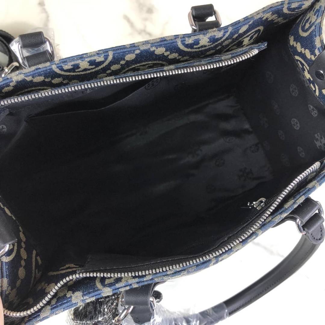 กระเป๋าถือ หรือสะพาย TORY BURCH มาใหม่ล่าสุด จุใจคนสัมภาระเยอะ งานสวยตั้งอยู่ทรง น้ำหนักเบาค่ะ ดีไซต์เก๋มาพร้อมพวงกุญแจตุ๊กตาน้องหมี น่ารักมากมาย