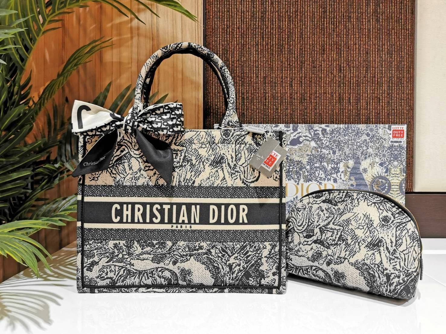 "ซื้อ1ได้ถึง2ใบ!" DIOR TOTEBAG WITH CLUTCH สวยหรูดูดี Setสุดคุ้มได้ทั้งกระเป๋า Dior Anagram Totebag + กระเป๋าคลัชเครื่องสำอาง + Dior Twilly สำหรับผูกกระเป๋าหรือผูกผมได้ ไอเท็มสุดฮิตสวยปังน่าใช้น่าสะสม มาพร้อมกล่องแบรนด์ จะซื้อใช้เองหรือมอบเป็นขอ