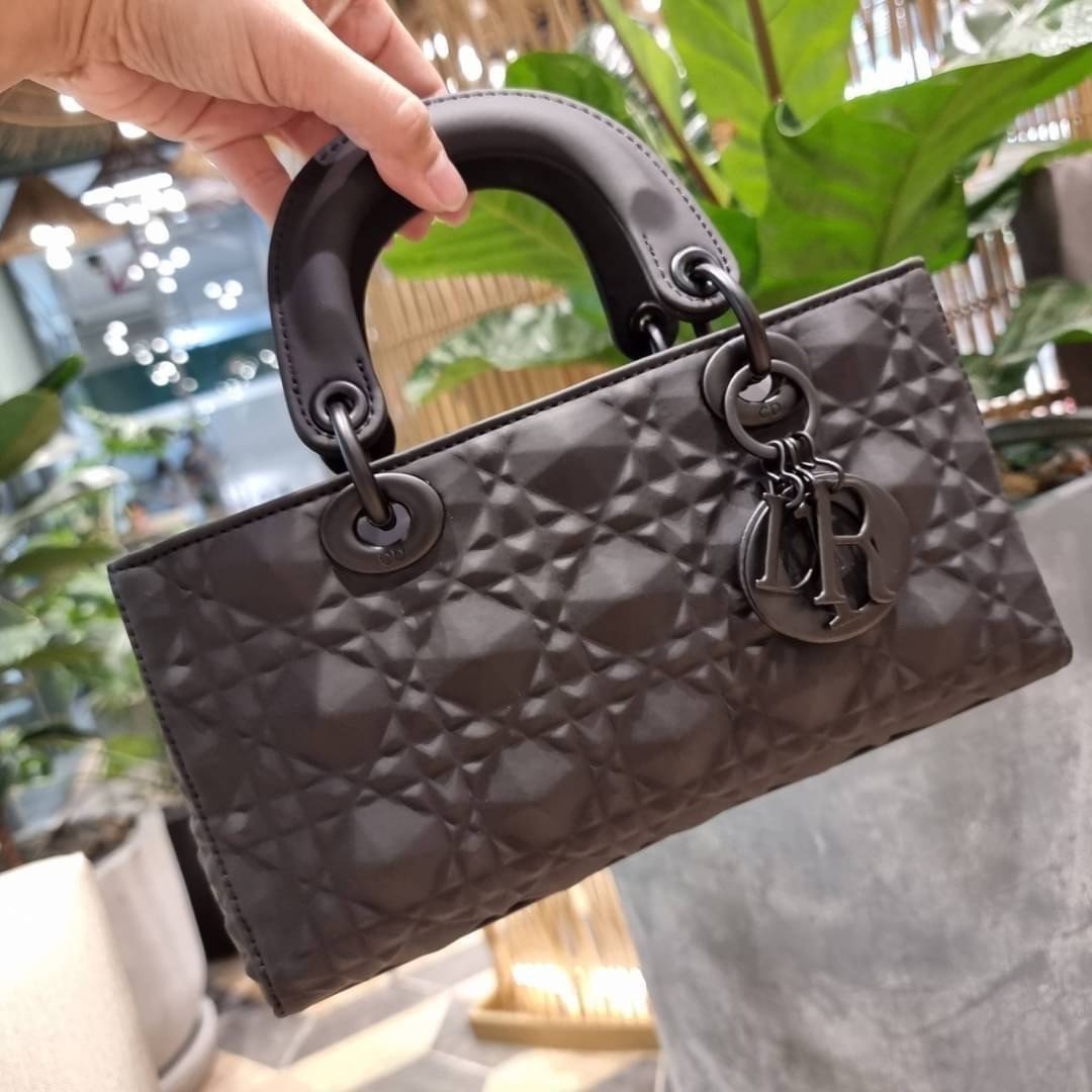 พร้อมส่ง DIOR LADY D-JOY BAG Cannage Calfskin with Diamond Motif / CD LADY D-JOY BAG ดีไซน์ใหม่ อัพเลเวลความหรู กับกระเป๋าสะพายข้างที่รอบนี้ดีไซน์รูปทรงโฉมใหม่ ใช้งานง่ายขึ้น สะดวกใช้มากขึ้น