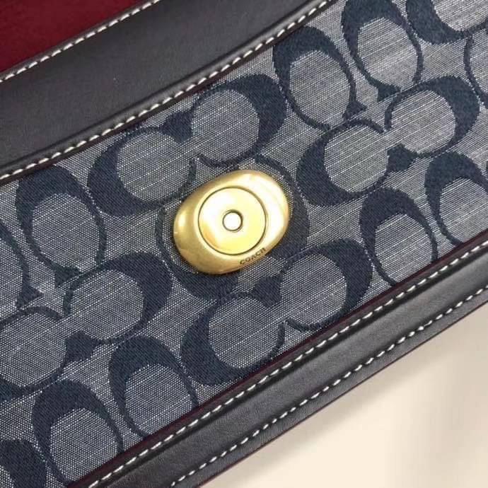 COACH Tabby Shoulder Bag 26 In Signature Chambray กระเป๋าหิ้วได้//คล้องไหล่ได้//สะพายข้างได้ วัสดุผ้าแคนวาสทอลายอย่างดี+หนังแท้ค่ะ เปิดปิดกระเป๋าแบบกระดุมแม่เหล็ก มีอะไหล่แบรนด์ตัวใหญ่ด้านหน้าหรูหราเลยทีเดียว ภายในกระเป๋ามีช่องหลักใส่ของ2ช่อง สามารถใส่กระ