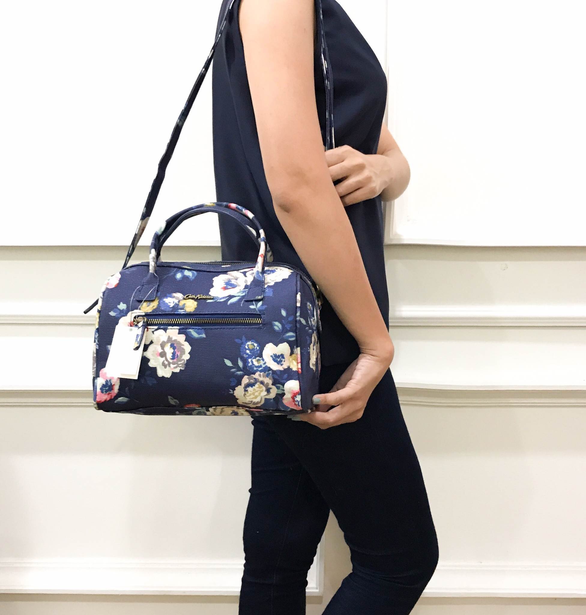 Cath Kidston bowling bag กรี้ดกับความน่ารักของกระเป๋าแบรนด์นี้ค่ะ กระเป๋าทรง bowling bag จาก cath kidston ชนช้อป ค่ะ ขนาดกลางจุของ ทั้งกระเป๋าสตางค์ กระเป๋าเครื่องสำอางค์ เปิดปิดด้วยซิป มีมาครบสามลายแล้วค่ะ นี้หนังแข็งเป็นทรงไม่ย้วย ใช้งานง่าย แนะนำมากๆเล