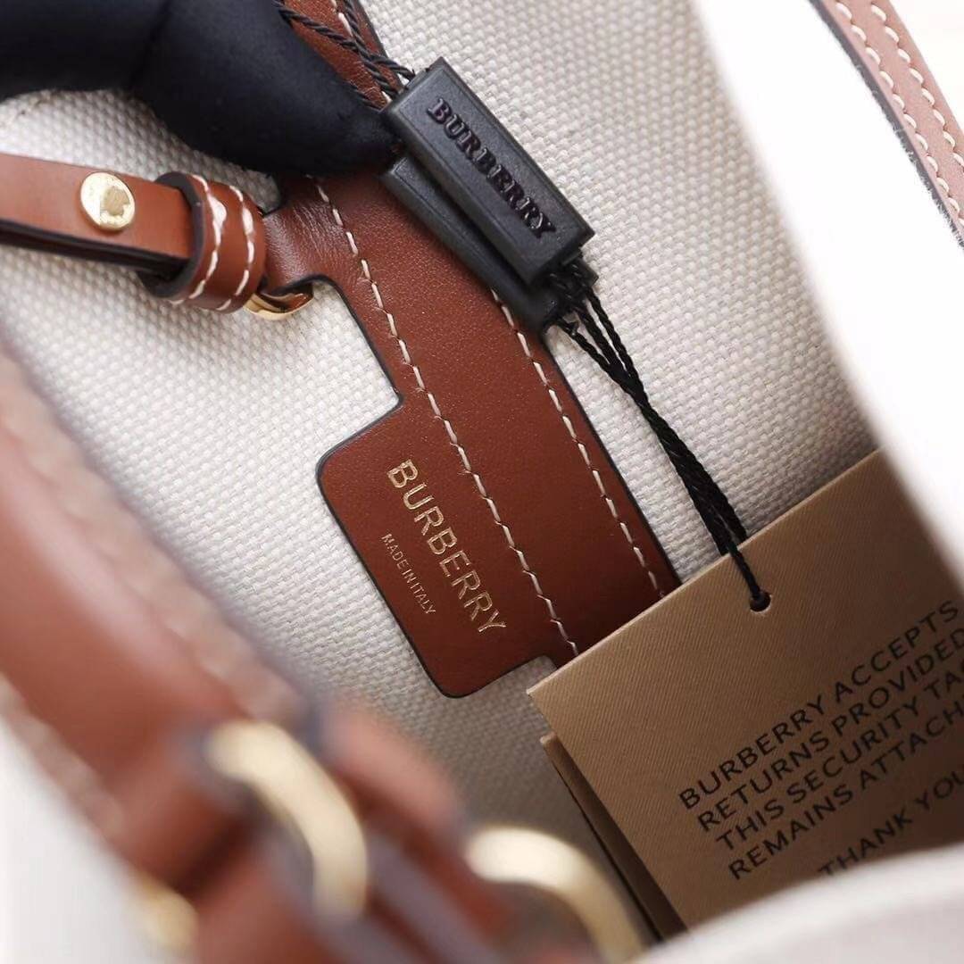 หนังแท้ BURBERRY FRAGRANCES CROSSBODY BUCKET BAG วัสดุ Canvas & Leather สวยหรูอยู่ทรงมาพร้อมกระเป๋าคลัชใบเล็กสีน้ำตาลเข้าชุด ภายในโล่งกว้างและจุ สามารถใส่กล้อง มือถือ ของใช้ได้เยอะ มือจับหนังแข็งแรงหิ้วถนัดมือพร้อมสายสะพายหนังยาวปรับระดับได้ อะไหล่แบรนด์ส
