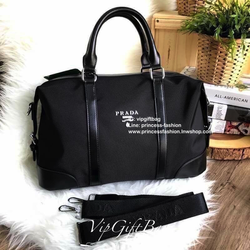 PRADA NYLON TRAVEL BAG GIFT WITH PURCHASE GWP Limited edition พรีเมี่ยมกิ้ฟจากเคาน์เตอร์แบรนด์ต่างประเทศวัสดุ Nylon เนื้อหนาคุณภาพดีตามแบบฉบับแบรนด์ ด้านหน้าประดับโลโก้หรู ด้านข้างมีสายรัดแบบเข็มขัดปรับได้2ทรง ด้านหลังมีช่องซิป หูจับหนังแข็งแรงพับลงได้ พร