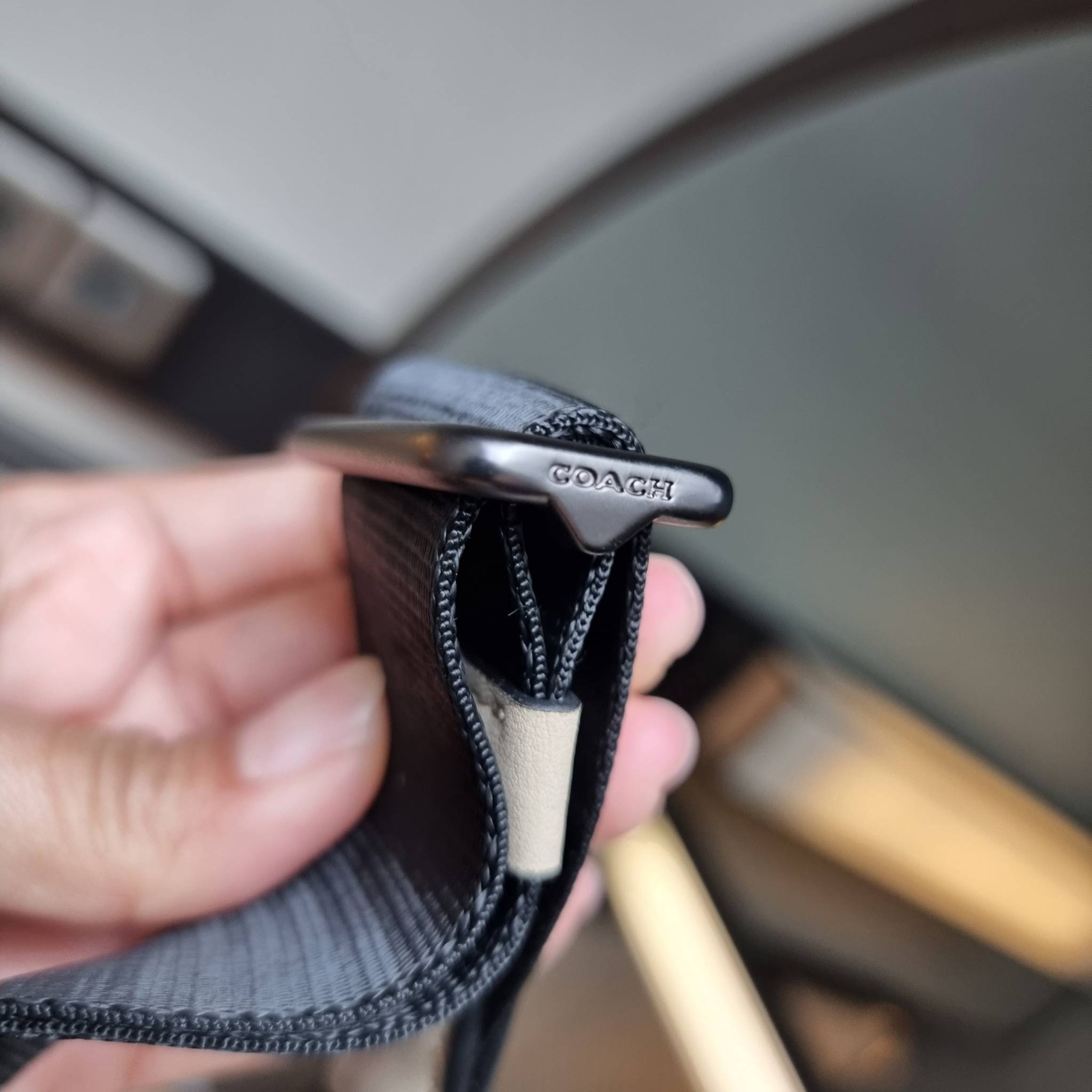 COACH TRACK CROSSBODY IN COLORBLOCK WITH COACH PATCH C6657 C8128 หล่อบอกต่ออีกหนึ่ง กระเป๋าสะพายทรงแมสเซ็นเจอร์ รุ่นเอาใจหนุ่มๆ ที่สาวๆก็อยากใช้!! ด้วยดีไซน์สีคัลเลอร์บล็อคที่โดดเด่น ทำให้ดูน่าใช้งาน วัสดุหนังแท้ สวยคมซ่อนหรู ฝากระเป๋ามีตัวล็อคแน่นหนา เปิ