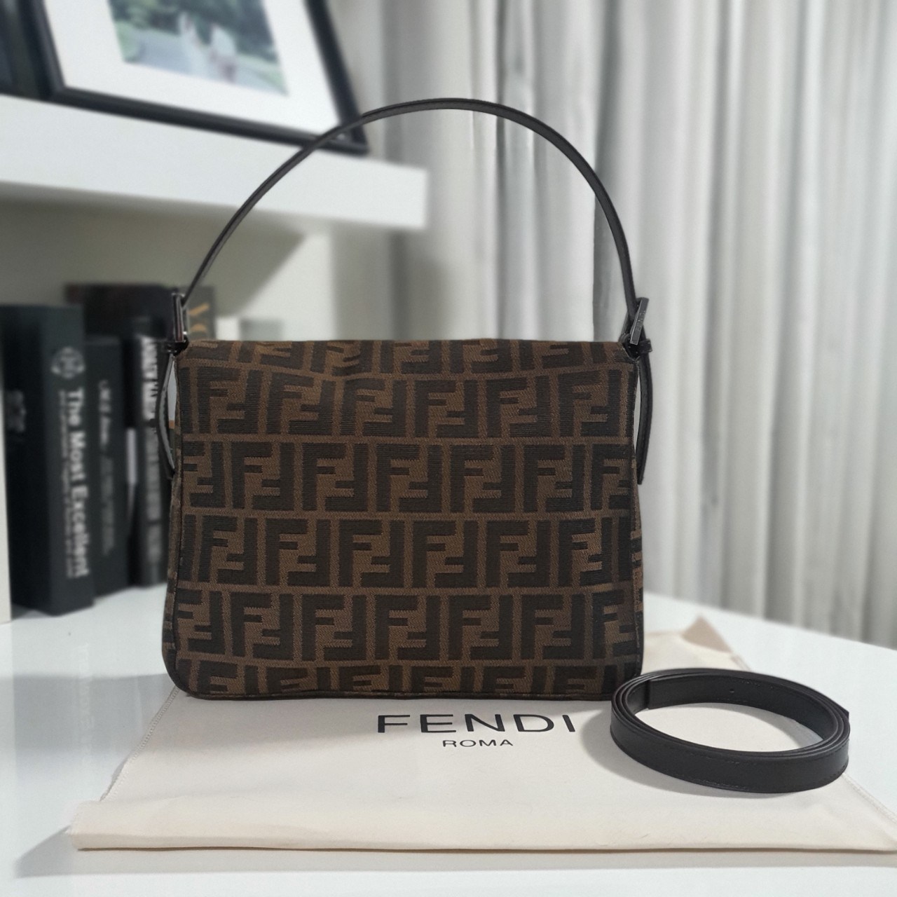FENDI MAMMA BAGUETTE ZUCCA BROWN FABRIC BAG (GWP) พรีเมี่ยมกิ๊ฟ Limited Edition จาก FENDI วัสดุ CANVAS พิมพ์ลายแบรนด์ เปิดปิดด้วยฝาปิดกระดุมแม่เหล็ก ภายในมีช่องซิป ใส่ของแยกอีกช่อง สามารถใส่กระเป๋าสตางค์ยาว iphone เงิน ของจุกจิกได้ มาพร้อมสายสะพาย2แบบ ถอด