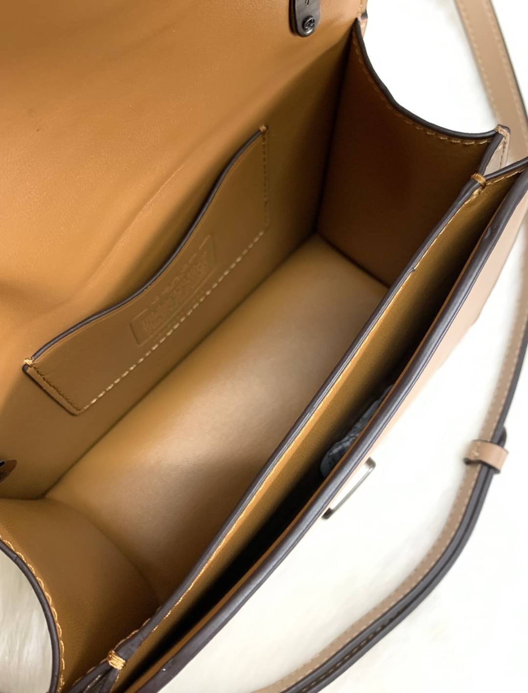 น้องสวย คุณภาพแน่นอีกแล้วจร้าา! COACH ALIE SHOULDER BAG 18 WITH WEAVING ((C2587)) พร้อมส่งความสวย! กระเป๋าสะพายครอสบอดี้ร์หรือสามารถทบเป็นสายคู่ใช้แบบหิ้วหรือคล้องไหล่ได้ด้วย หนังแท้อย่างดีสวยงามค่ะ ด้านหน้าทำหนังแบบสานได้คลาสสิคค่ะ