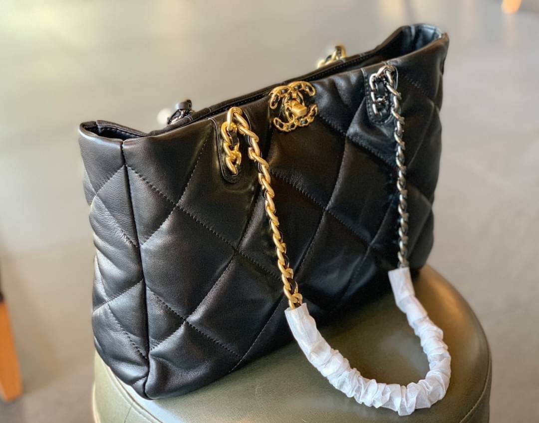 CHANEL SHOPPING BAG พร้อมส่ง ใหม่ล่าสุด และที่สุดของที่สุด กระเป๋าหนังแกะสังเคราะห์อย่างดี ใบใหญ่ 📌หนังนุ่มมากๆ ลายนวม หนังมีความลื่นเงาค่ะ 🌟โดดเด่นด้วยโลโก้แบรนด์และสายสะพายไหล่ใช้โลหะอย่างดีแถมสวยและหรูมากๆเลย ภายในกระเป๋ากว้างใส่สัมภาระ