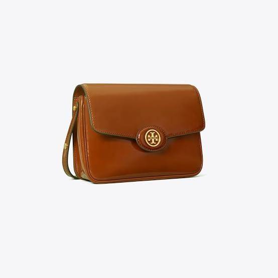 TORY BURCH ROBINSON SPAZZOLATO CONVERTIBLE SHOULDER BAG คอลเลคชั่นใหม่ สวยก่อนใคร ในราคาสุดคุ้ม! กับกระเป๋าสะพายไหล่ ดีไซน์สุดหรู หนังแก้วเงาสวยคม สีผู้ดี รูปทรงใช้งานได้ทุกลุค