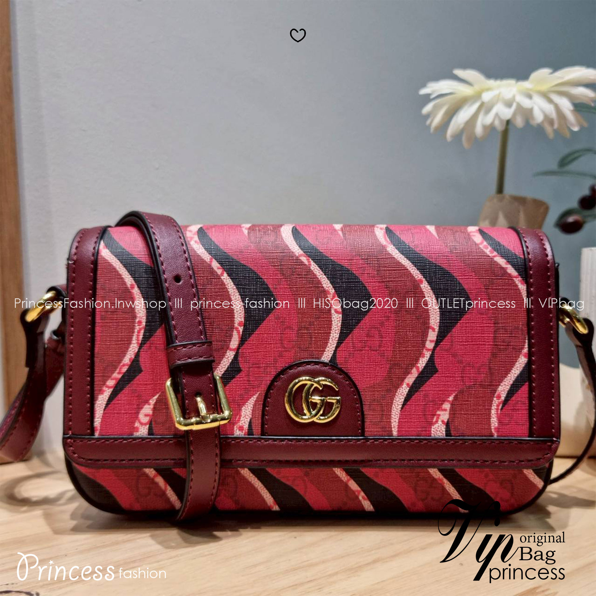 Gucci Lunar New Year Printed super mini bag ไอเท็มหายากสุดปัง กระเป๋าสะพายรุ่นรับทรัพย์ คอลเลคชั่นใหม่พร้อม box set โทนสีใหม่ของแบรนด์ เป็นการตกแต่งที่มีกิมมิคไม่เหมือนใคร