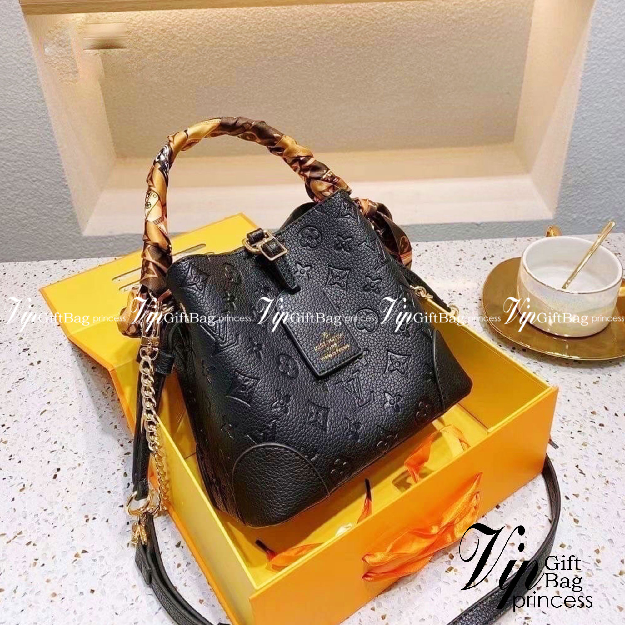 LV NeoNoe Beloved Monogram กระเป๋าสะพายทรงหรูหรา มีสไตล์ เป็นเอกลักษณ์ลงตัวสมบูรณ์แบบ จุของได้เยอะมาก งานปั้มลายโมโนแกรมเต็มใบ ใบจริงสวยมากกกก ได้สวยก่อนใคร ต้องจัดแล้วจ้า พร้อมส่งความสวยที่นี่ ที่เดียว!!