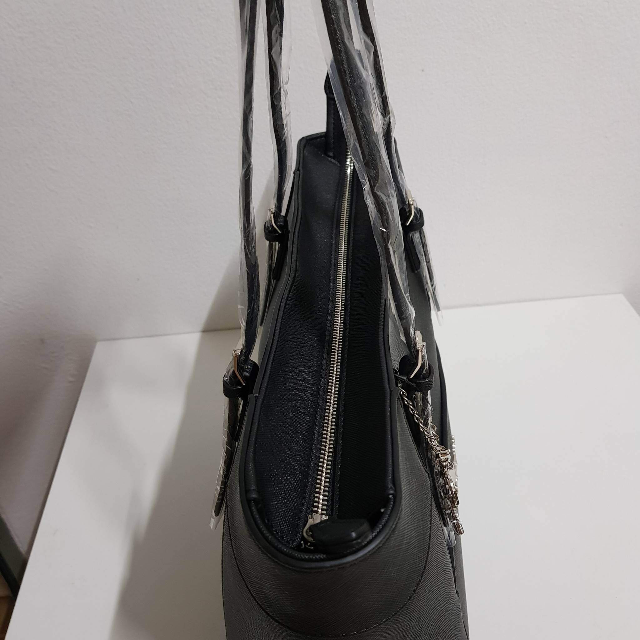 New !!! GUESS LARGE TOTE BAG พร้อมส่ง กระเป๋าถือทรง Tote ลายหนังซาฟเฟียโน่ น้ำหนักเบา ด้านหน้าติดโลโก้แบรนด์ตัวใหญ่อะไหล่เงินค่ะ พร้อมห้อยอะไหล่แบรนด์เพิ่มความหรู เปิดปิดกระเป๋าแบบซิป ซับในเป้นผ้าลายแบรนด์สวยค่ะ ภายในกว้าง ใส่ของได้จุทีเดียวนะค่ะ มีช่องซิ