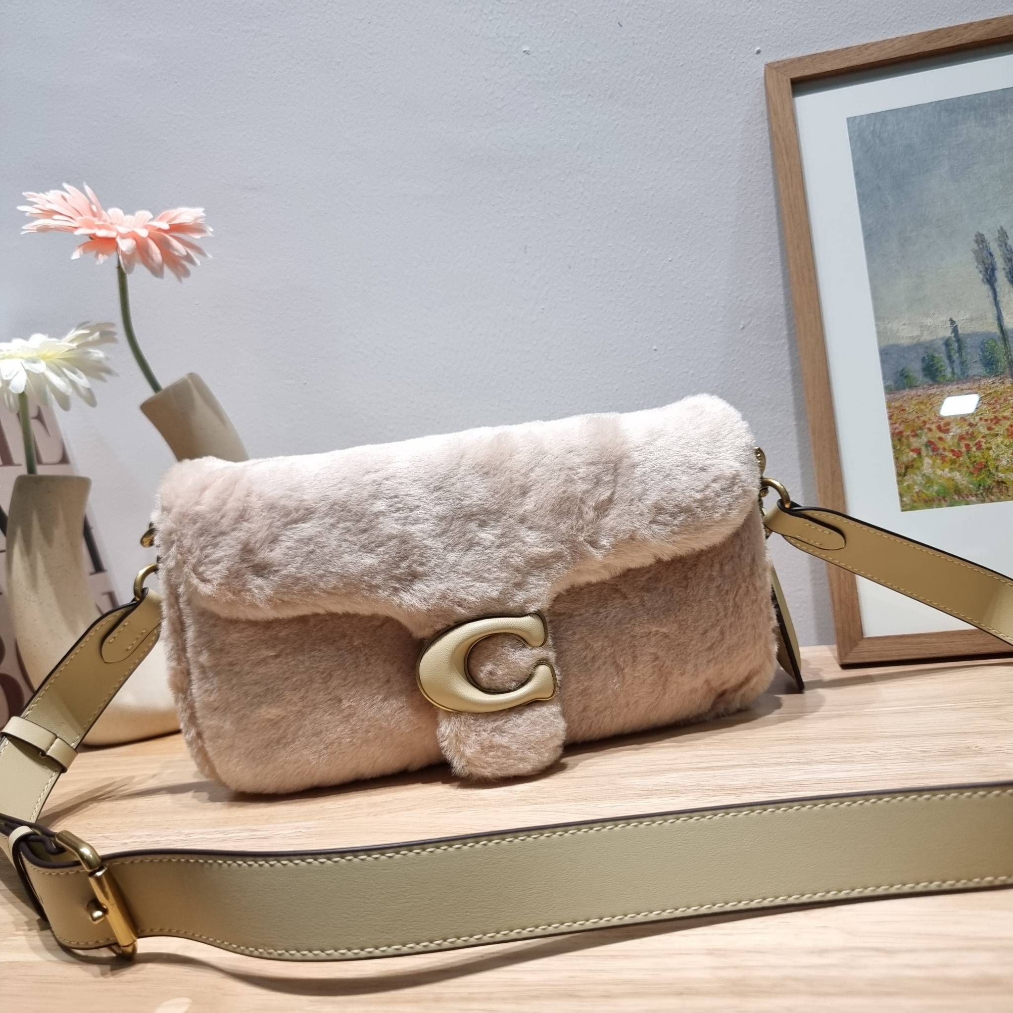 Coach pillow tabby shoulder bag 26 in shearling / COACH LEATHER COVERED C CLOSURE CC445 ใหม่ล่าสุดต้อนรับฤดูหนาว กับคอลเลคชั่นคุณหนู กระเป๋าสะพายไหล่ ดีไซน์วินเทจย้อนยุคตกแต่งขนรอบใบนุ่มฟู สวยลูกคุณมาก!! เปิด-ปิดด้วยกระดุมแม่เหล็ก รับรองแน่นหนา ภายในเป็นช