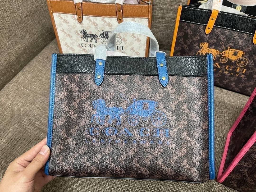 COACH FIELD TOTE 30 WITH HORSE AND CARRIAGE PRINTAND CARRIAGE BADGE 📣พร้อมส่งที่ไทย ใหม่ล่าสุด บอกเลยสีสวย สุดคลาสสิคมากๆ