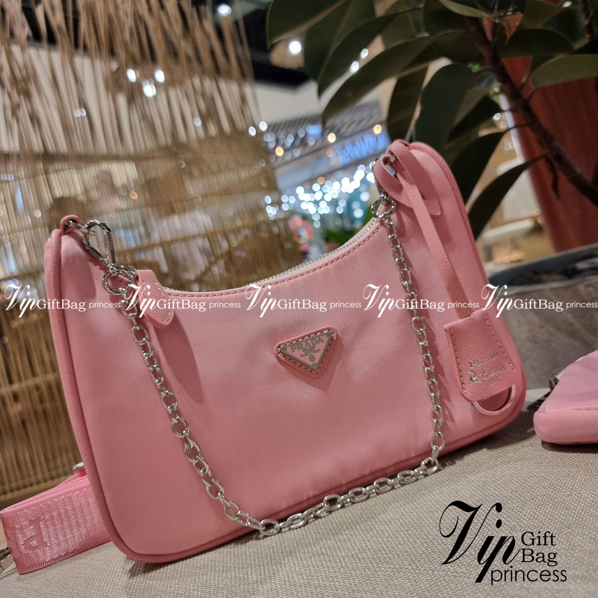 VIP 🥂 PRADA RE-EDITION 2005 RE-NYLON SHOULDER BAG ไอเท็มสุดปัง ที่ฮิตตลอดกาลไม่ว่าจะปีไหนๆ จัดให้ครบทั้งสีขายดีและสีใหม่ล่าสุด ที่สายคุณหนูห้ามพลาด!! กับกระเป๋าสะพายทรงคลาสสิค เหมาะเป็น everyday bag มากๆ วัสดุผ้าไนล่อนคุณภาพ พร้อมใบลูก ไว้ใส่เหรีย