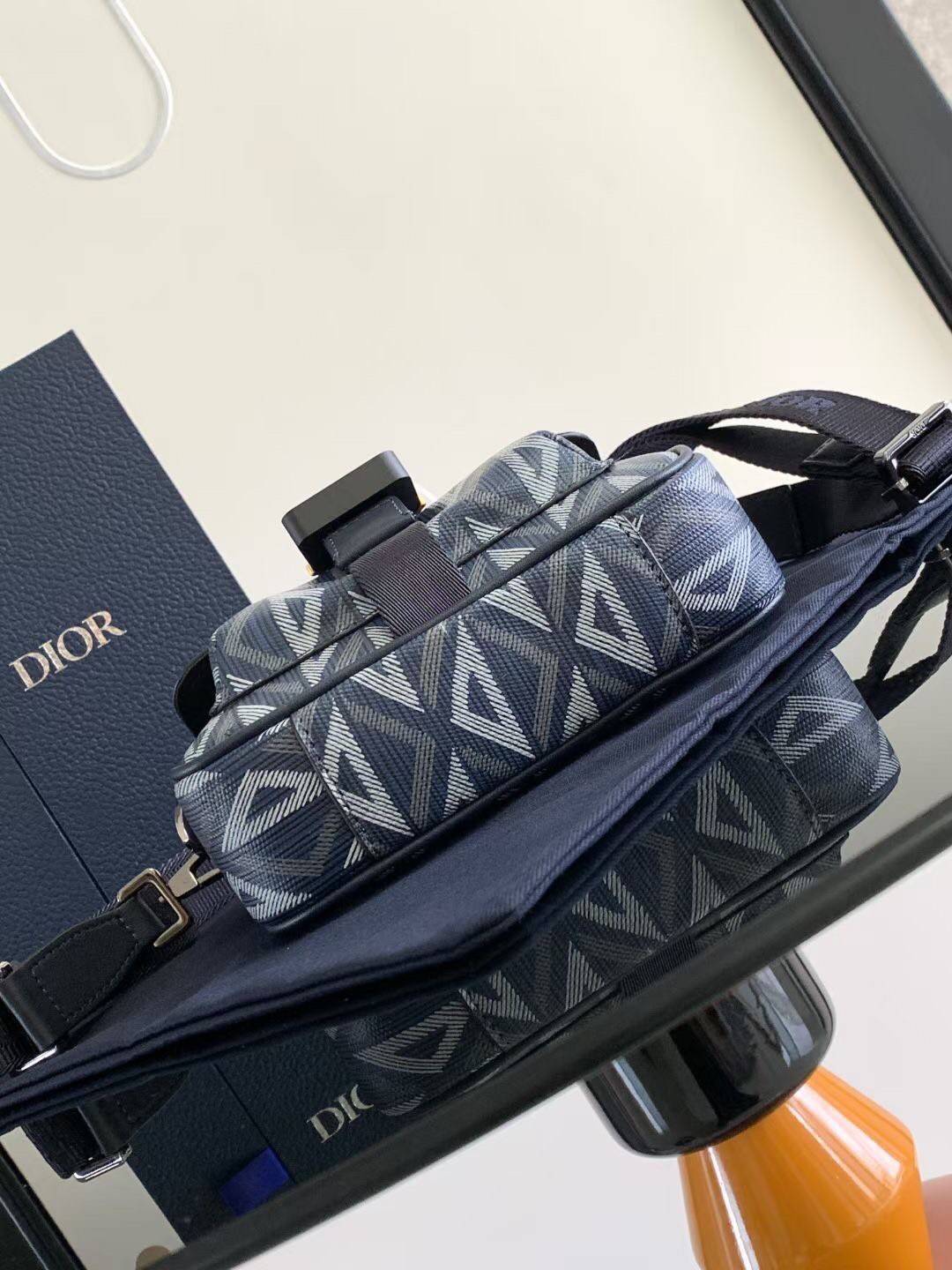 MINI DIOR HIT THE ROAD BAG / Dior Mini Messenger Bag / CD Diamond Messenger Bag ท็อปออริสลับแท้ เกรดดีสุด พร้อมส่ง กระเป๋าสะพาย รุ่นใหม่ล่าสุดคอล Summer 2023 ที่หนุ่มๆไม่ควรพลาด สวยหรูหราเป็นเอกลักษณ์แบรนด์