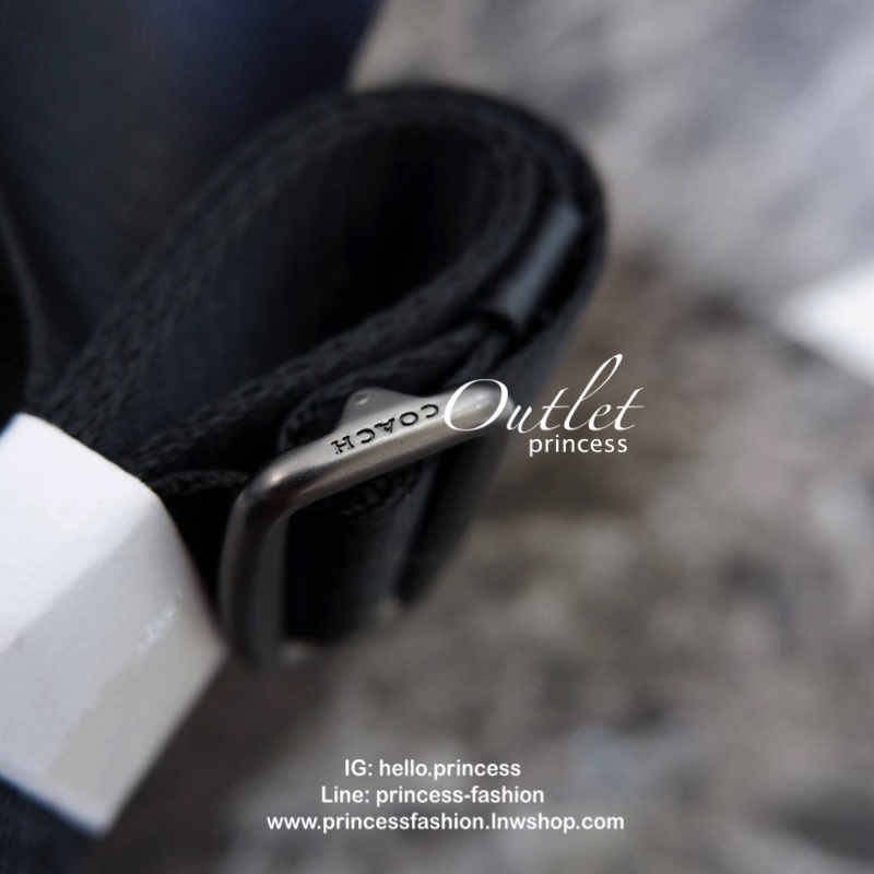 COACH Men Houston Signature Messenger Bag กระเป๋าสะพายข้าง crossbody หนังลาย signature brand เปิดปิดด้วยซิป ภายในโล่งใส่ wallet ยาว, mini iPad และของใช้ได้ มีช่องเล็ก และช่องซิป สายสะพายปรับได้ค่ะ