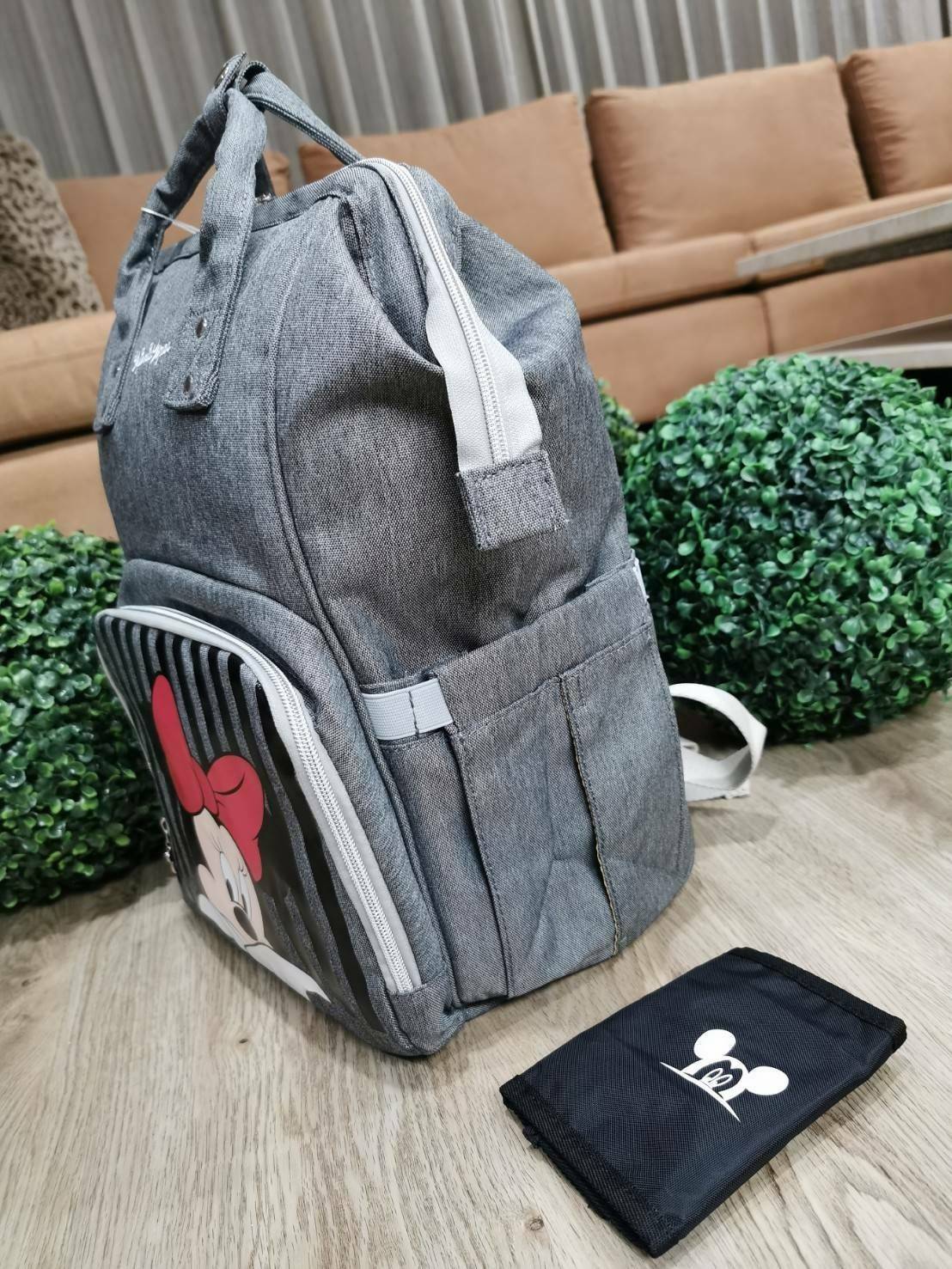 Disney Collection Rucksack (L) กระเป๋าสะพายเป้คอลเลคชั่นดิสนีย์ใบใหญ่กำลังดีน้ำหนักเบาวัสดุ Nylon & Polyester 100% ทำความสะอาดง่าย ด้านหน้ามีโลโก้และช่องซิป พิมพ์ลายมิกกี้/มินนี่โดดเด่น มี Pocket ใส่ขวดน้ำซ้ายขวา ด้านหลังมีช่องซิปสะดวกใช้หัวซิปแบรนด์ ภายใ