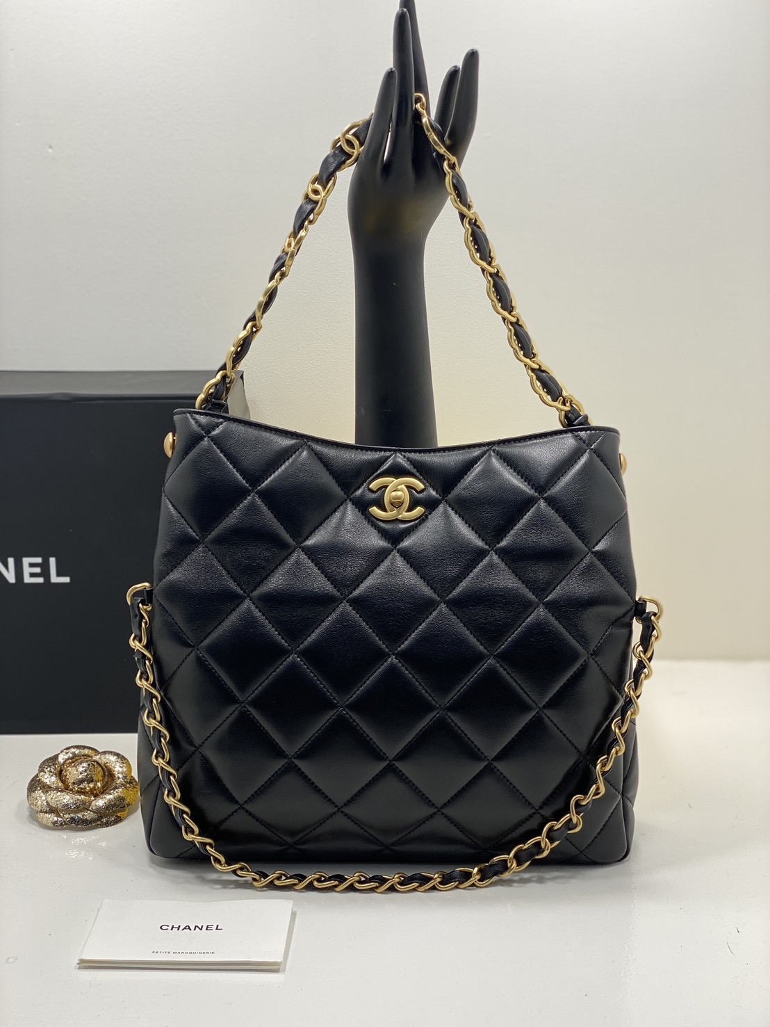 Chanel Tote Bag 27cm / Chanel Hobo / Chanel Vintage Big CC Turnlock Black Quilted Medium Bag Holo กระเป๋าโท้ทใบกลางสไตล์วินเทจ งานหนังเต็มใบลายควิลท์ เป็น every look จุของได้เยอะ เหมาะมากๆ ค่ะ