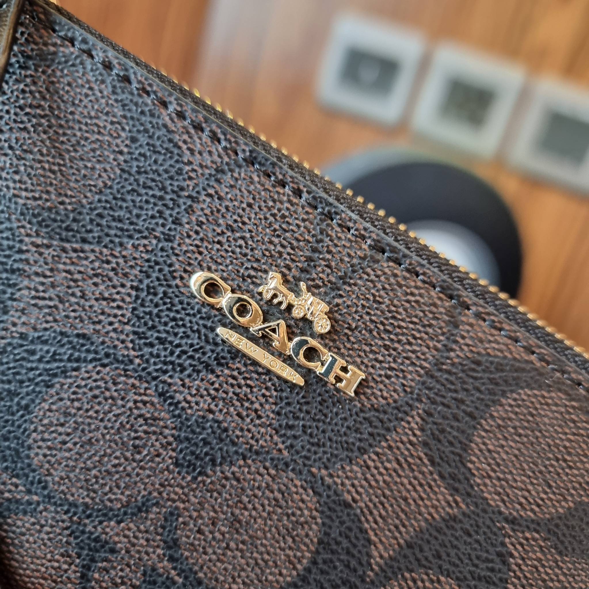 COACH F87591 DOUBLE CORNER ZIP WALLET IN SIGNATURE COATED CANVAS คล้องมือรุ่น 2 ซิป!! มาแล้วจ้า 🌟🤗 ไซส์นี้คือเหมาะมือจริงๆ พกง่ายเช่นเคย ไม่ต้องกังวลว่าจะเกะกะหรือกินพื้นที่กระเป๋าหลัก วัสดุหนังแคนวาสเคลือบลาย มีช่องหลักแยก 2 ช่อง ภายในบุผ