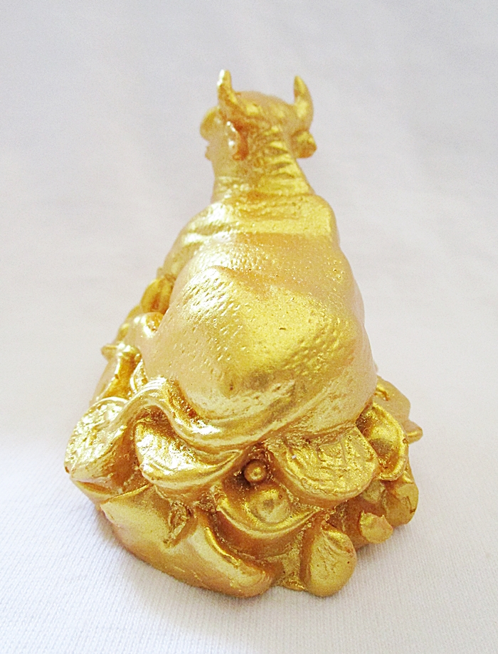 สินค้าหมดค่ะ วัวสีทองบนกองเงินกองทองแบบตั้งโต๊ะ เสริมดวงปีมะเส็ง ปี2561 นำความเป็นสิริมงคลแก่ท่านค่ะ