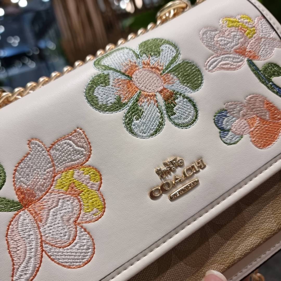 COACH C9230 KLARE CROSSBODY IN SIGNATURE CANVAS WITH FLORAL EMBROIDERY น้องใหม่คอลล่าสุด กับกระเป๋าสะพายข้าง โทนสีละมุนลูกคุณหนู ดีไซน์ปักดอกไม้เพิ่มลูกเล่น ให้ดูแพง วัสดุผนังแคนวาสสลับหนังแท้ สายสะพายโซ่สลับหนัง สะพายยังไงก็ขับผิว เปิด-ปิดด้วยกระดุมแม่เห