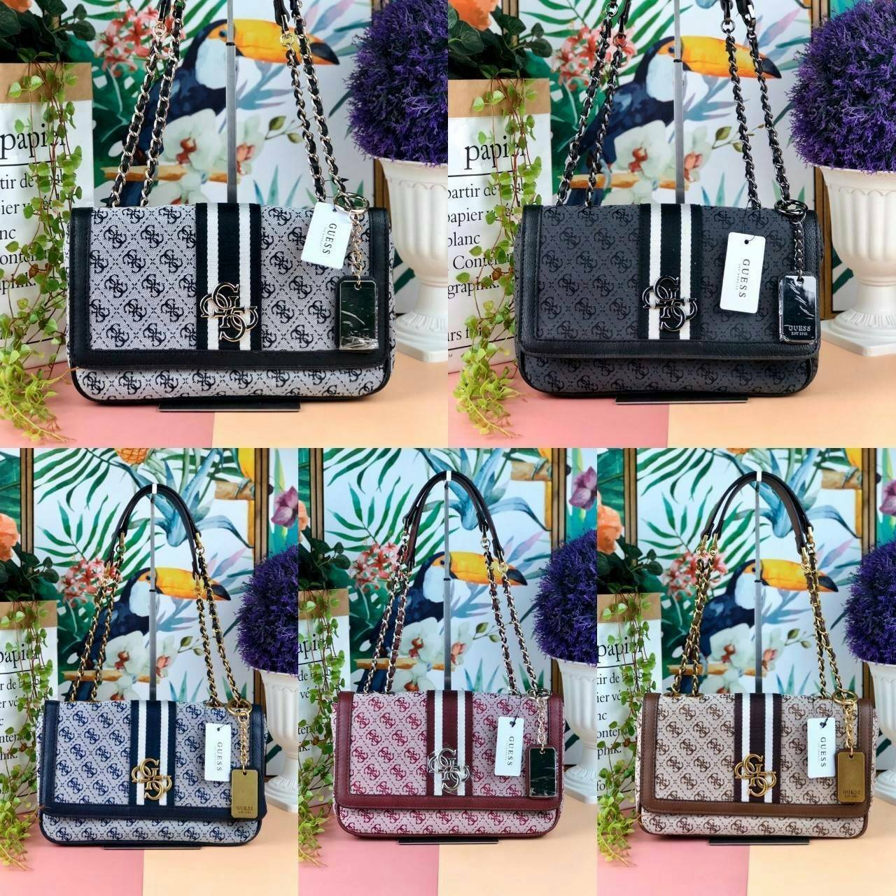 Guess Logo city handbag กระเป๋าสะพายไหล่ ตัวกระเป๋าเป็นผ้าลาย signature ของแบรนด์ ตัดกับหนังที่ตัวขอบกระเป๋า มาพร้อมพวงกุญแจโลโก้แบรนด์ ด้านหน้ามีโลโก้แบรนด์ ด้านหลังมีช่องใส่โทรศัพท์/บัตรได้ เปิดปิดแบบกระดุมแม่เหล็กซ้าย-ขวา ด้านในมีช่องซิป เล็ก 1 ช่อง แล