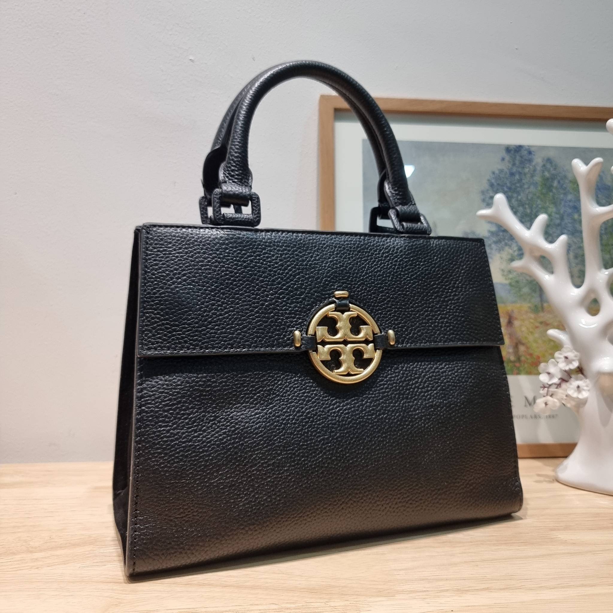 TORY BURCH MILLER TOP HANDLE SATCHEL ใหม่ล่าสุด กับกระเป๋าสะพายรุ่นยอดนิยม ที่มาในดีไซน์ top handle ให้สะดวกใช้ได้มากขึ้นด้วยหูจับในตัว โดดเด่นด้วยโลโก้สีทอง