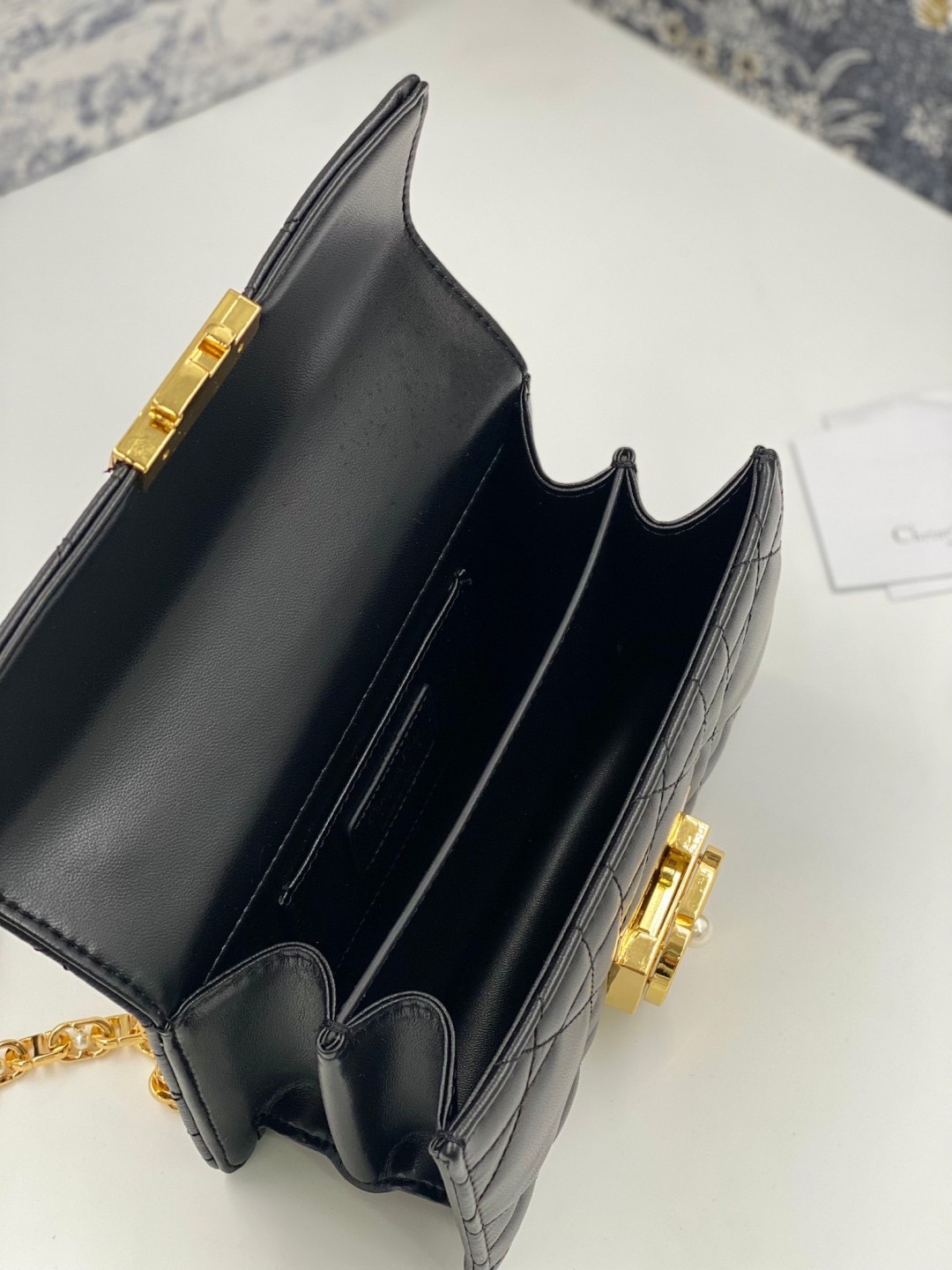 Mini Dior Ange Bag Macrocannage CD clasp with white resin pearl กระเป๋าถือพร้อมสายสะพาย ประดับตัวล็อคมุก สวยงามเหนือกาลเวลา เกรดออริ 1:1 ใช้งานต่างประเทศได้