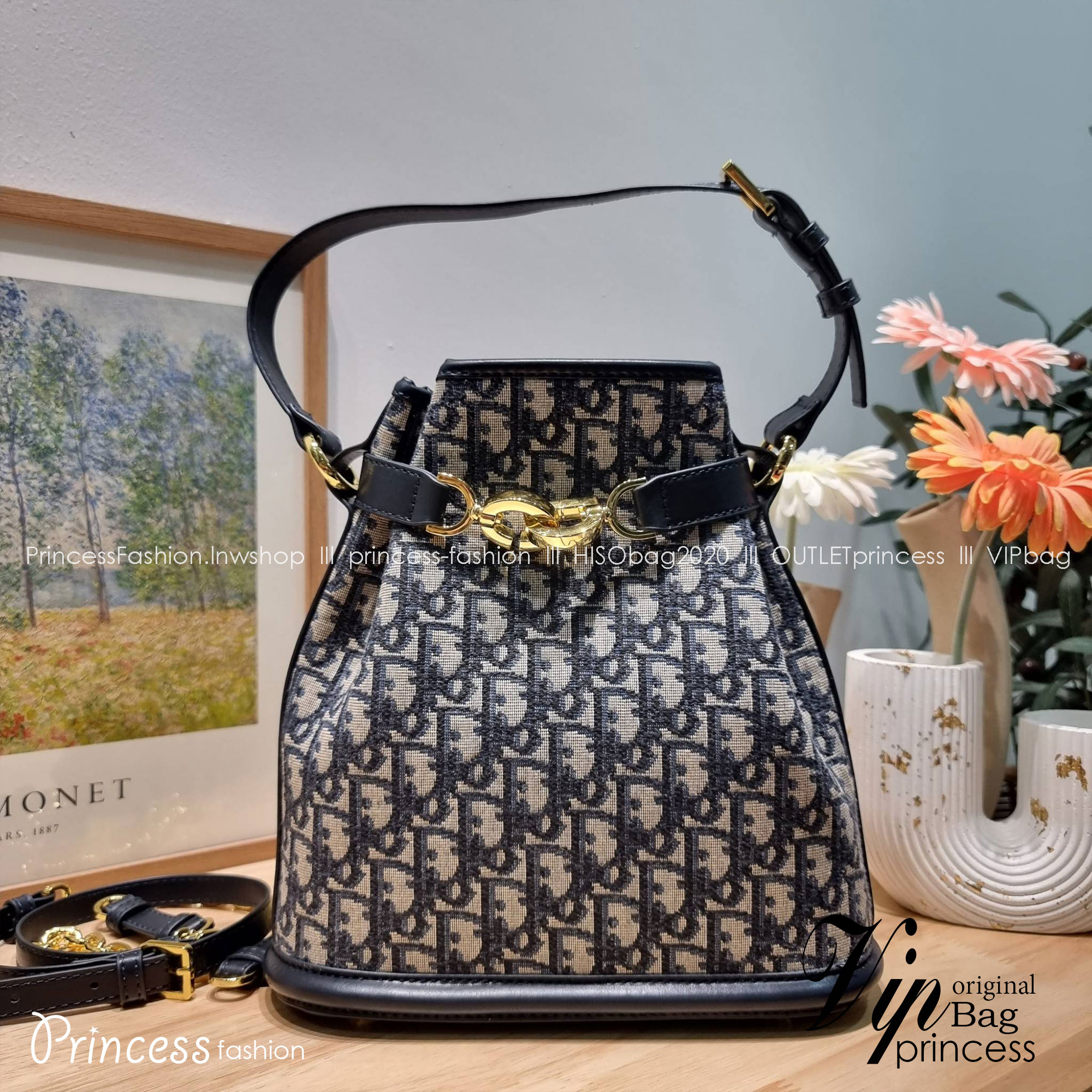 CD MEDIUM C'EST BAG 25cm / Dior bucket bag พร้อมส่ง กระเป๋าสะพายสุดคลาสสิค ดีไซน์หรู มีดีเทลสวยไม่ซ้ำใคร อะไหล่ออกแบบมาเป็นตัวซีดี **ล็อทราคาพิเศษสุดคุ้ม