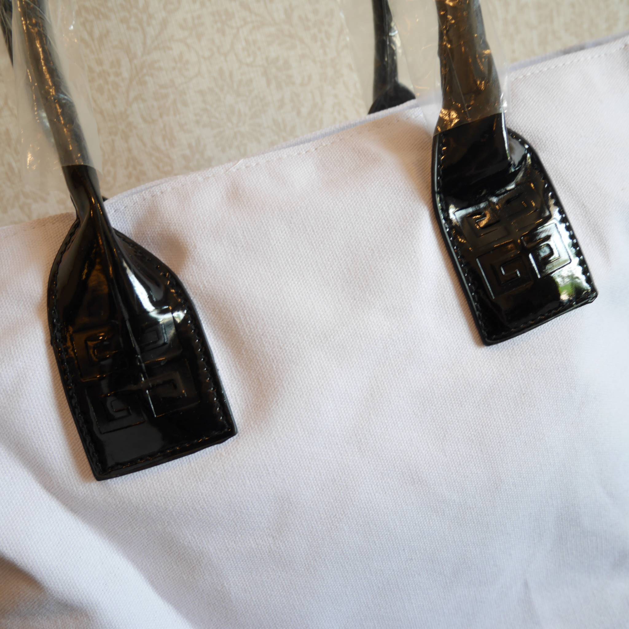 Givenchy canvas tote Perfume bag แท้ 100% จากเคสเตอร์น้ำหอม GIVENCHY ตัวกระเป๋าทำด้วยผ้า ด้านในบุผ้าลื่น สกรีนโลโก้เต็มใบ หูหนังแก้วจับสบายมือ จุของได้เยอะ ใส่ Mac book / A4 ได้สบายคะ จะะพายไปเรียนหรือแมชต์กับกางเกงขาสั้นชิลๆ ใบนี้แนะนำคะ!