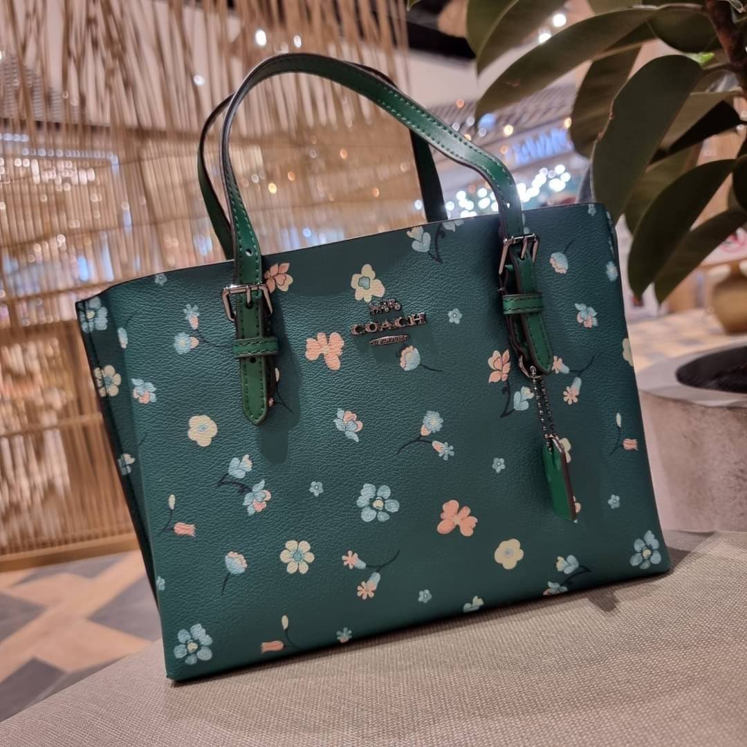 COACH C8613 MOLLIE TOTE 25 WITH MYSTICAL FLORAL PRINT คอลใหม่ล่าสุด ยังไม่เข้า shop ไทย สวยๆแบบไม่ต้องรอพรีฯให้ยาวนาน กับกระเป๋าโท้ทไซส์เล็กที่สาวๆต่างก็ต้องปักใจรัก สวยสมใจ ดีไซน์ลวดลายดอกไม้ คละเคล้าเต็มใบ สีสันสดใส น่าใช้สุดๆ วัสดุหนังแคนวาส ภายในโล่งก