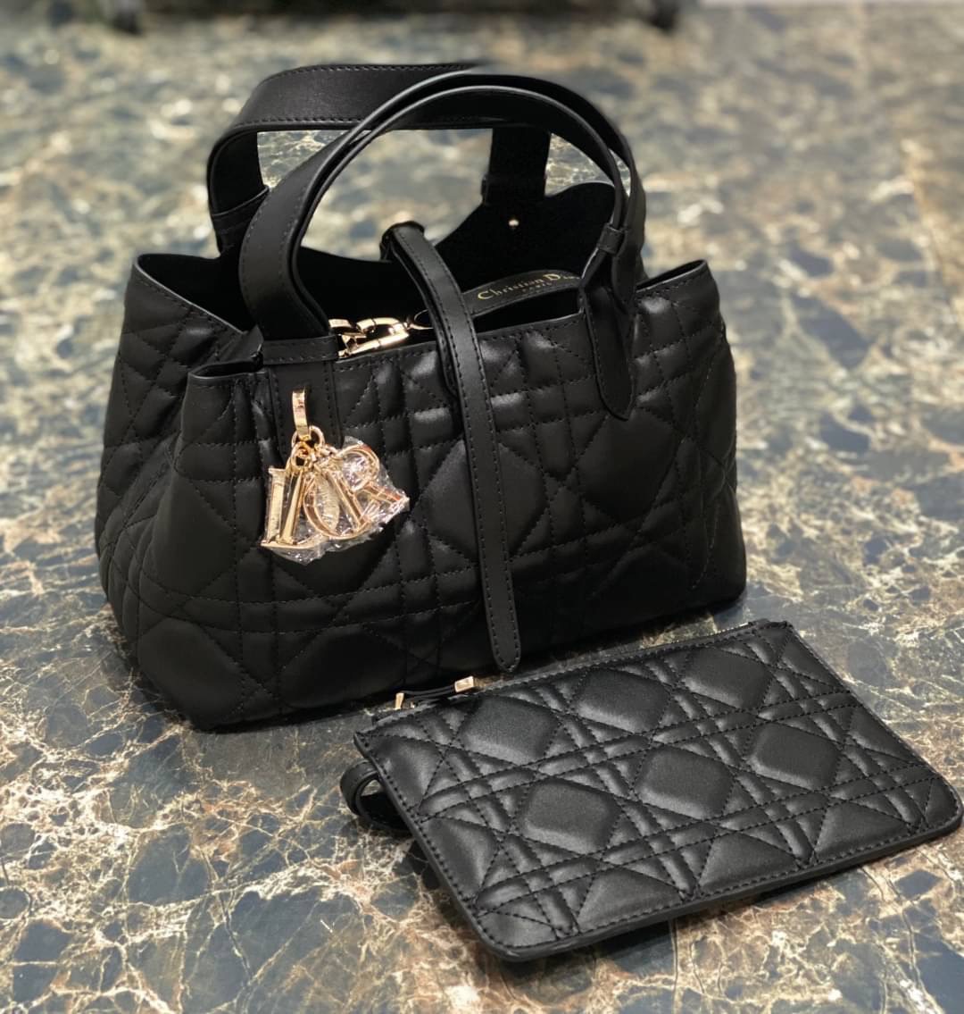 Small 23cm DIOR TOUJOURS BAG Macrocannage Calfskin / DIOR Tote Bag ออริ 1:1 พร้อมส่ง 3 สี กระเป๋าสะพายทรงโท้ท จุของได้เต็มที่ รูปทรงคลาสสิค หนังสวย หรูหราเกินราคา