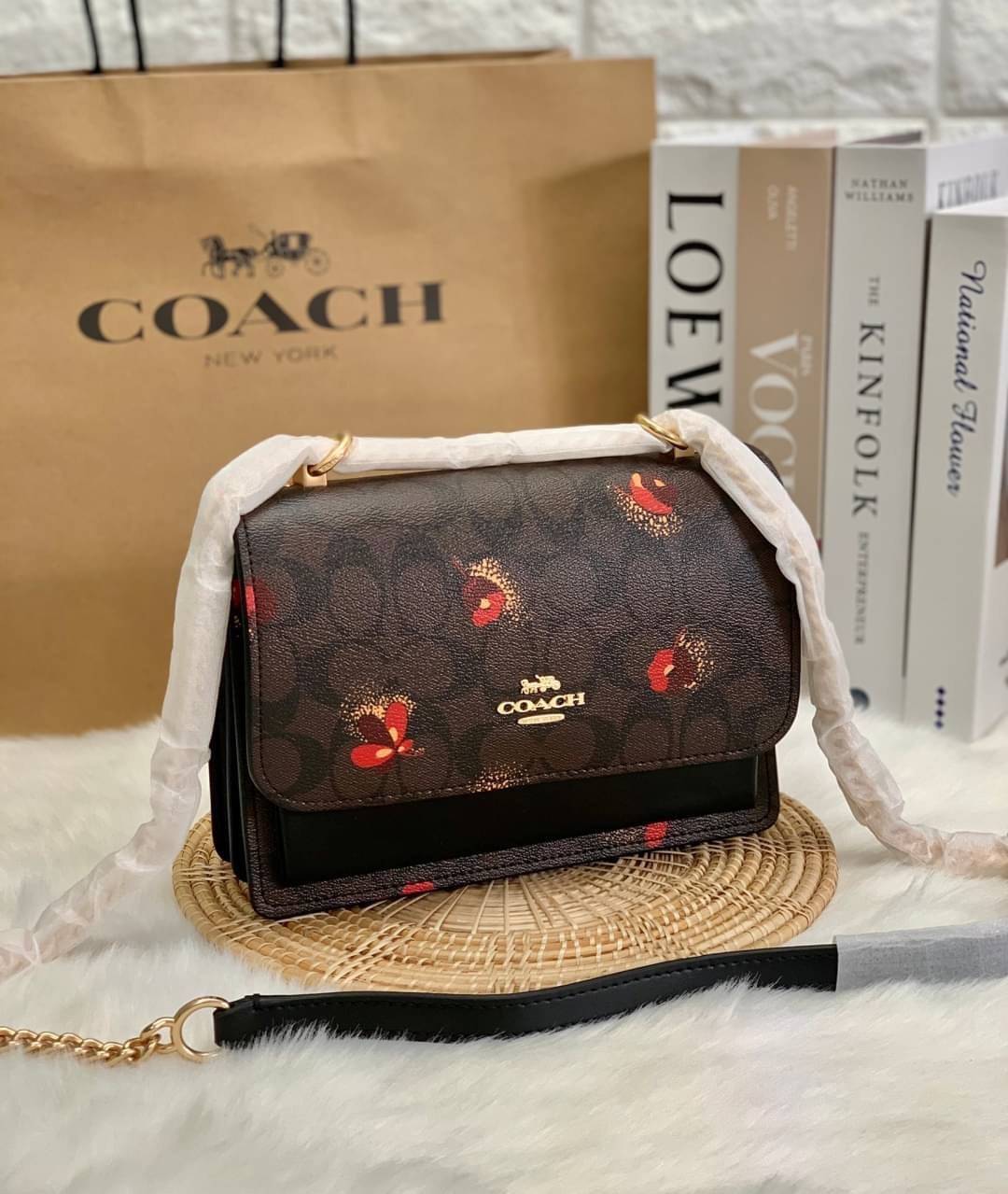 OUTLET 】COACH KLARE CROSSBODY IN SIGNATURE CANVAS WITH POP FLORAL PRINT ((C5797)) สวยมากๆ อยากให้ได้ไปจริงๆจ้าา พร้อมส่งที่ไทย สวยมากๆค่ะ 🌺 ✔️กระเป๋าสะพายแบบครอสบอดี้ร์ หนังแท้สวย ✔️พร้อมป้ายห้อยโลหะแบรนด์หรู 🌺จุดเด่นของรุ่นค