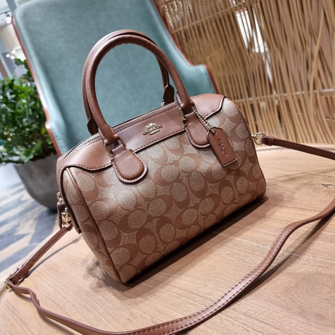 COACH F32203 MINI BENNETT SATCHEL IN SIGNATURE CANVAS กลับมาอีกครั้ง!! กับกระเป๋าทรงหมอนยอดฮิต 🥳 มีกี่สีก็ขายหมด วัสดุหนังแคนวาสเคลือบลาย ทรงสวยใช้งานได้ทุกโอกาส ภายในโล่งกว้างใส่ของได้เยอะ มีหูจับในตัว และสายสะพาย crossbody ปรับได้ตามตัว ใบนี้ไม่