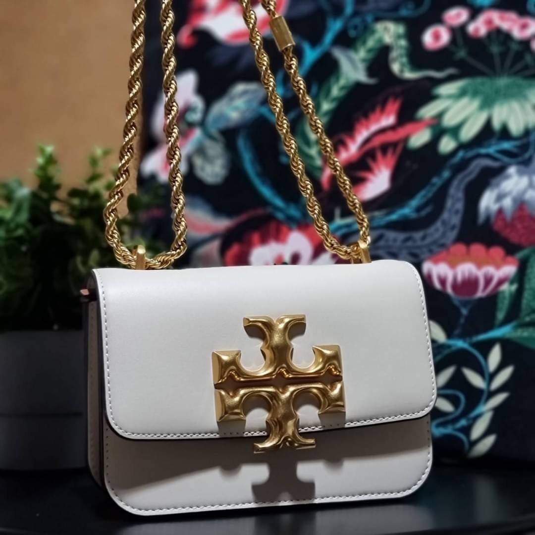 TORY BURCH ELEANOR SMALL CONVERTIBLE SHOULDER BAG ฮอตไอเท็ม รุ่นนี้ขายดีขายหมด สวยหรู คุณหนู ผู้ดี!! หายากมากแล้วน้า กระเป๋าสะพายข้าง ดีไซน์อยู่ทรง ขนาดกำลังสะดวกใช้สำหรับสาว วัสดุหนังแท้เต็มใบ สีทูโทน เปิด-ปิดด้วยแถบแม่เหล็ก ภายในแบ่งสัดส่วนได้เป็นอย่างด