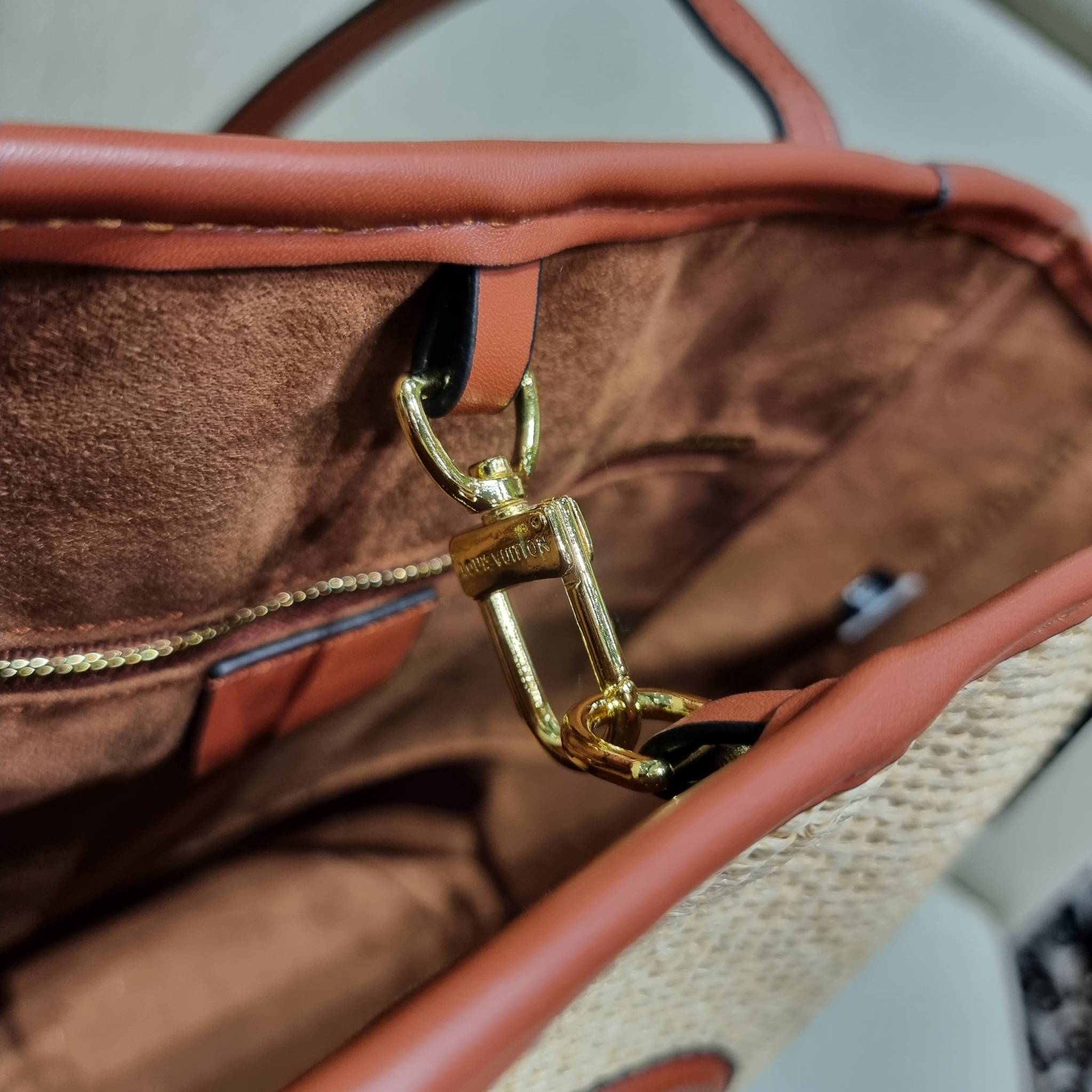 LV SAINT JACQUES LIMITED BAG ไอเท็ม เอ็กซ์คลูซีพจัดมาให้สาวๆโดยเฉพาะ!! กระเป๋าสะพายใบใหญ่รุ่นลิมิเต็ดหายาก ด้วยวัสดุสังเคราห์จากธรรมชาติ สานเต็มใบออกมาเป็นลวดลายสวยงาม และยังโดดเด่นด้วยโลโก้ สีโทนอุ่น ทำให้ไอเท็มนี้ ดูดีน่าค้นหา มาพร้อมใบลูกอีกหนึ่ง ที่สา