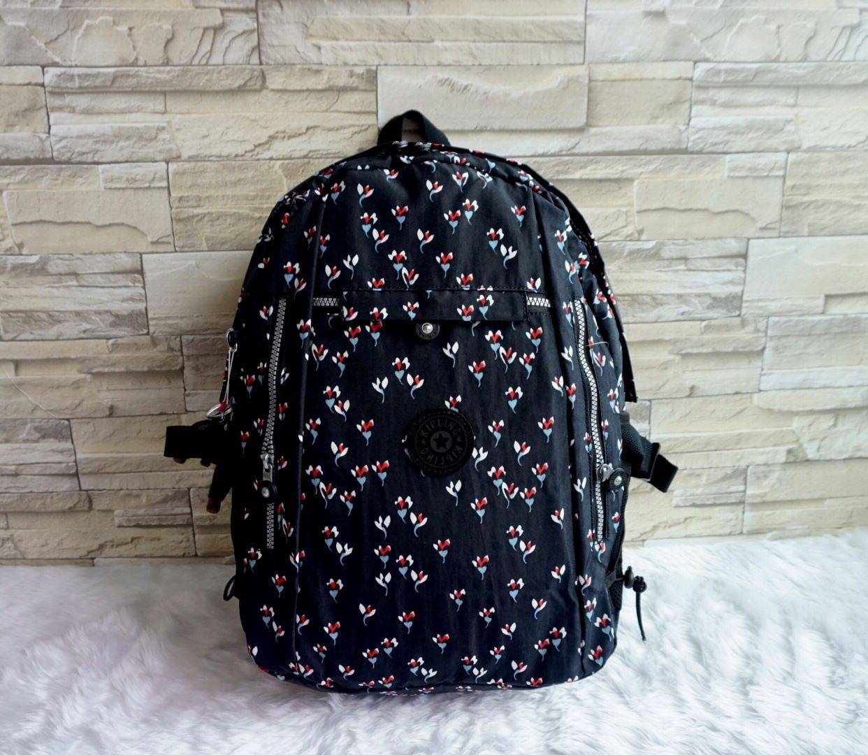 KIPLING BACKPACK K502 กระเป๋าเป้สะพายใบใหญ่ จุของได้เยอะมากๆ วัสดุ nylon + polyestor% กันน้ำ ด้านหน้ามี ช่องใส่ของจุกจิก ช่องซ้ายขวา ช่องหลักเปิดปิดด้วยซิป ภายในแบ่งเป็นสัดส่วย มีช่องแยกใส่ Laptop ใบขี้ขะได้เยอะ จะใช้ไปเรียน ไปนิมหรือท่องเที่ยวก็ตอยโจทย์ค