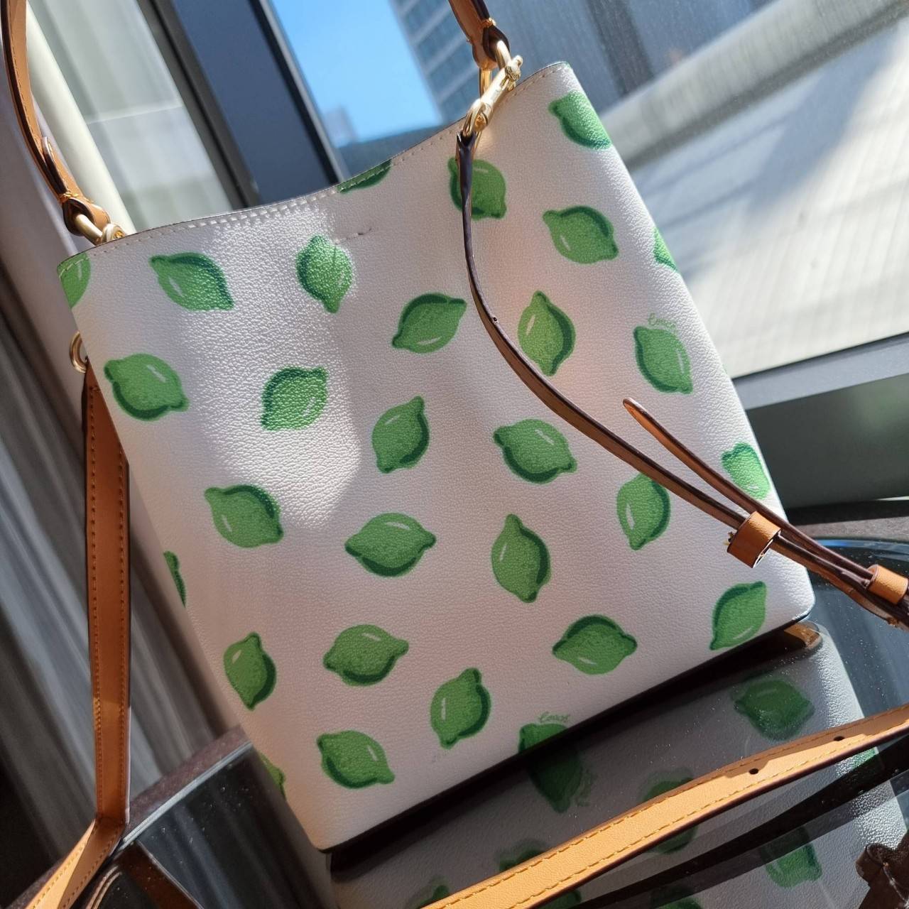 OUTTLET 】COACH 1625 SMALL TOWN BUCKET BAG WITH LIME PRINT ต้อนรับปีใหม่ด้วยความสดใส กับรุ่นยอดนิยม กระเป๋าทรงบัคเก็ตไซส์เล็ก ดีไซน์ลวดลายจี๊ดจ๊าด น่าใช้จริงจัง วัสดุหนังแคนวาสเคลือบลาย สวยคมแซ่บมากๆ เปิด-ปิดด้วยกระดุมแม่เหล็กทั้ง 2 ฝั่ง ภายในเป็นช่องโล่ง 