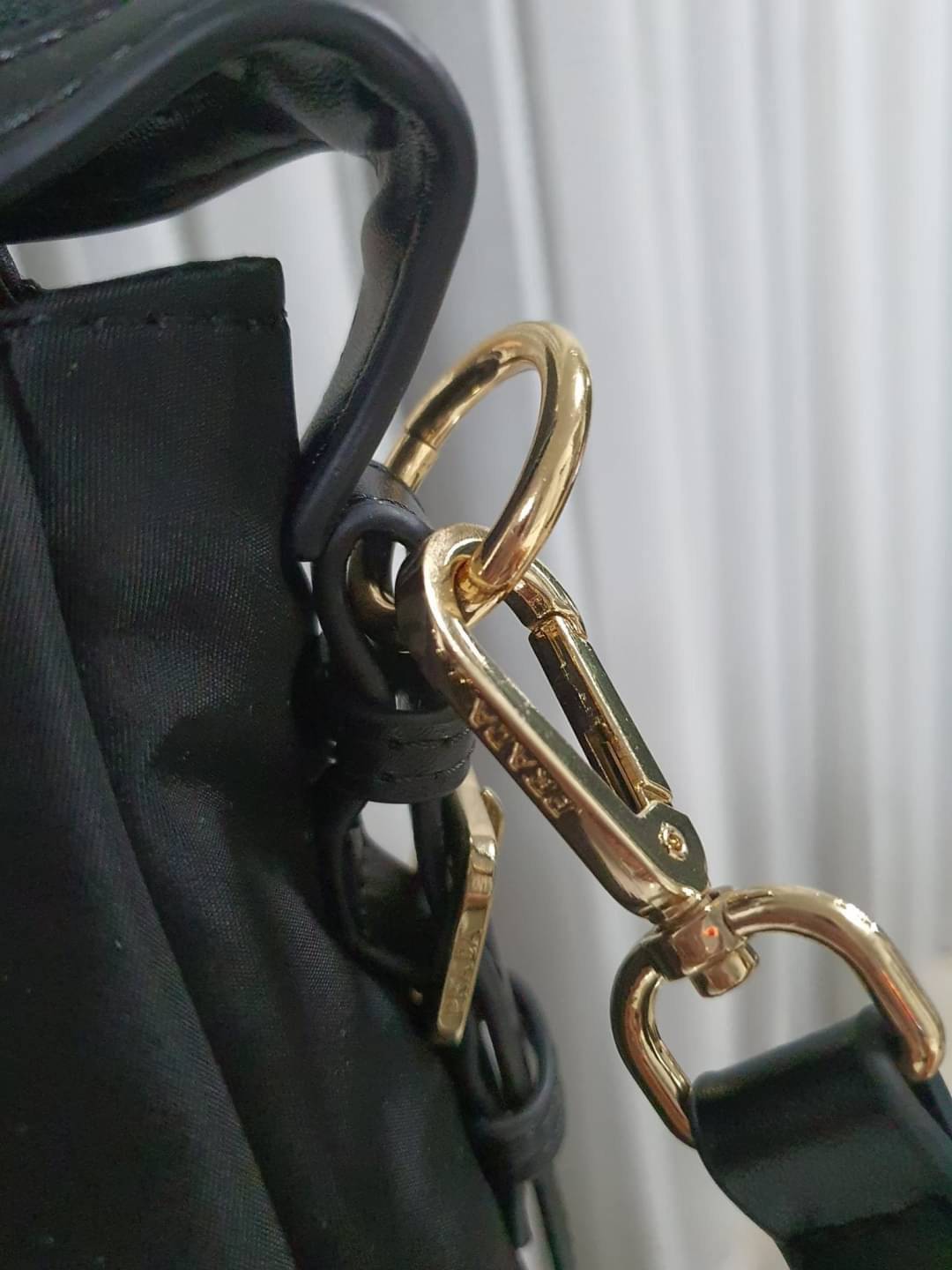 รุ่นยอดฮิต !!! ปังปุริเย่ 🎉🎉 กระเป๋าทรง HANDBAG จากงานพรีเมี่ยมกิ้ฟ จากเคาเตอร์ต่างประเทศ มาแล้วค่า กระเป๋าถือทรงหรู จากแบรนด์ PRADA เป็น กระเป๋าผ้าไนล่อน ตกแต่งรอบใบได้ **สวยมาก ด้านในมีช่องซิปและช่องใส่ของ เป็นสัดส่วน อะไหล่ทองหรู ขนาดกำ