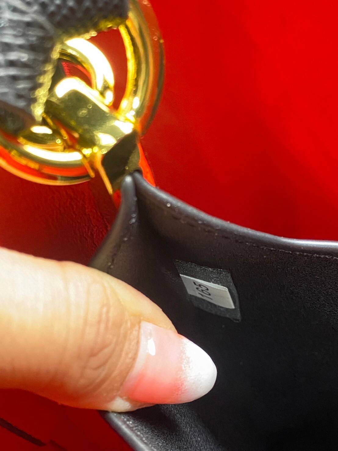 22cm Medium Prada Panier Saffiano Leather Bag / PRADA Saffiano Bucket Bag กระเป๋าสะพายทรง bucket ไซส์ใหญ่ ตอบโจทย์กับไลฟ์สไตล์คนรุ่นใหม่ที่ชอบพกพาของเยอะ ภายในโล่งกว้าง ใส่ของสำคัญได้เลย รีบจับจองกันน้า ราคาสุดคุ้มแบบนี้ ตำเลย!