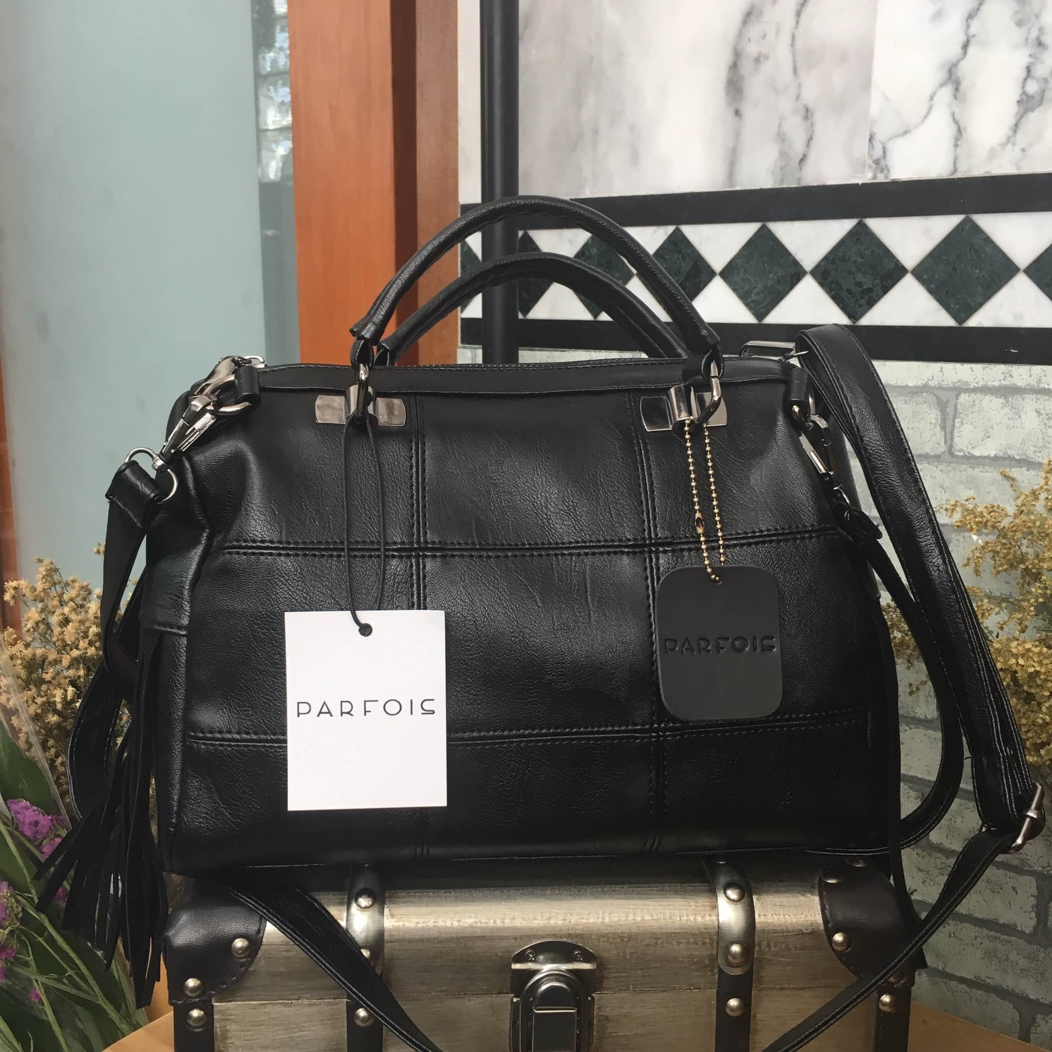 ใหม่ล่าสุด ทรง classic ตลอดกาล จากแบรนด์ PARFOIS ตัวกระเป๋าขนาดกำลังดี หนังเนื้อนิ่ม ลายหนังสวยมากค่า ออกแบบมาเท่มากๆคะ ใบนี้ ด้านข้างประดับด้วย frink หนังกลัลเกร๋มากกกก ด้านหน้าตีลายตาราง มีหูจับ 2 ด้าน #ที่สำคัญ มี สายให้ถึง 2 เส้น คือ สายสะพายแบบสั้น แ