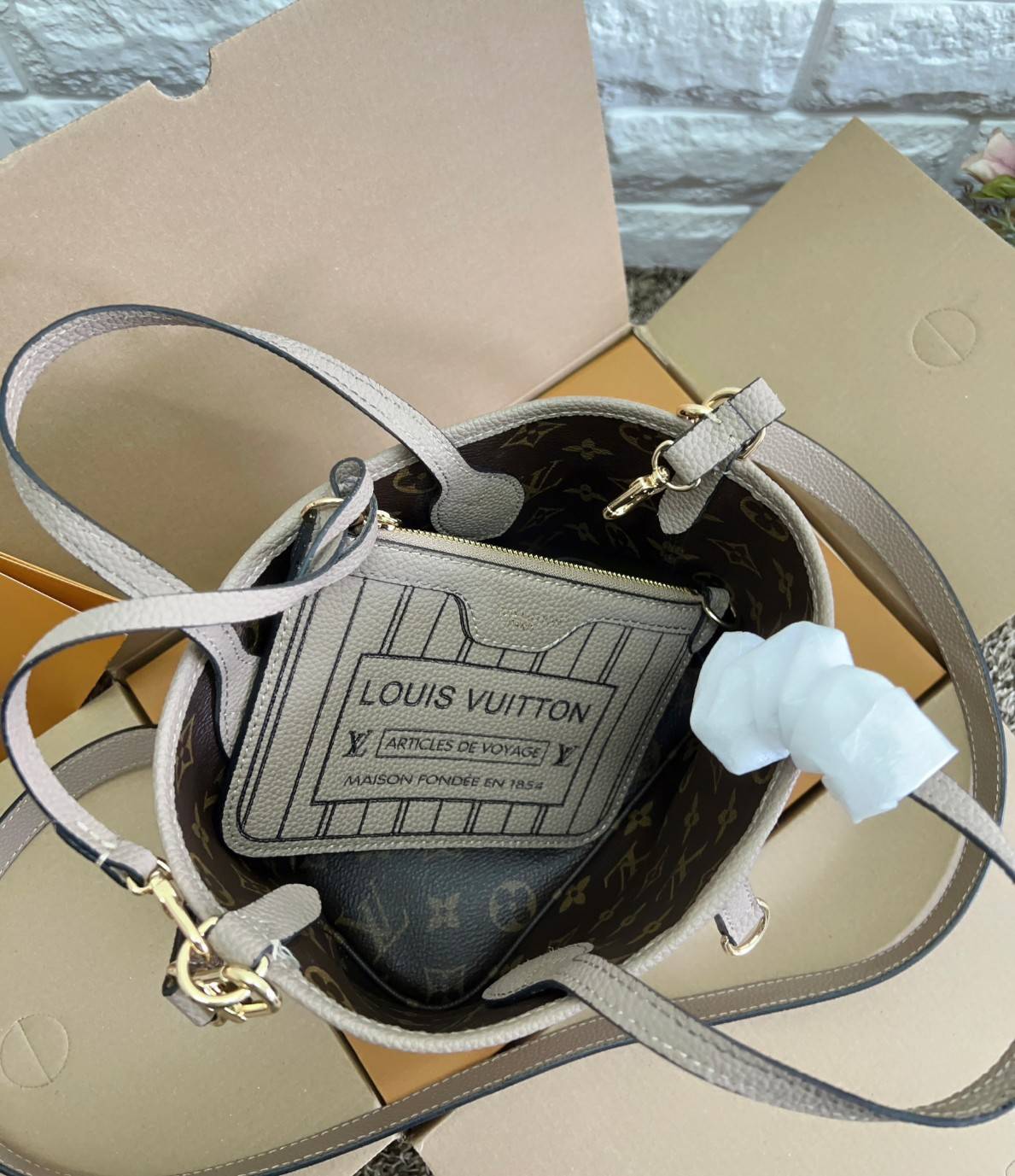 LV Neverfull Bandoulière Inside Out BB กระเป๋าทรงโท้ทไซส์เล็กใช้งานได้สองด้าน มีตะขอเกี่ยวสามารถปรับรูปทรงกระเป๋าได้หนังแท้นิ่มสวย ลายโมโนแกรมและหนังลายเกรน มาพร้อมใบลูกเข้าเซ็ทใส่สายสะพายยาวได้