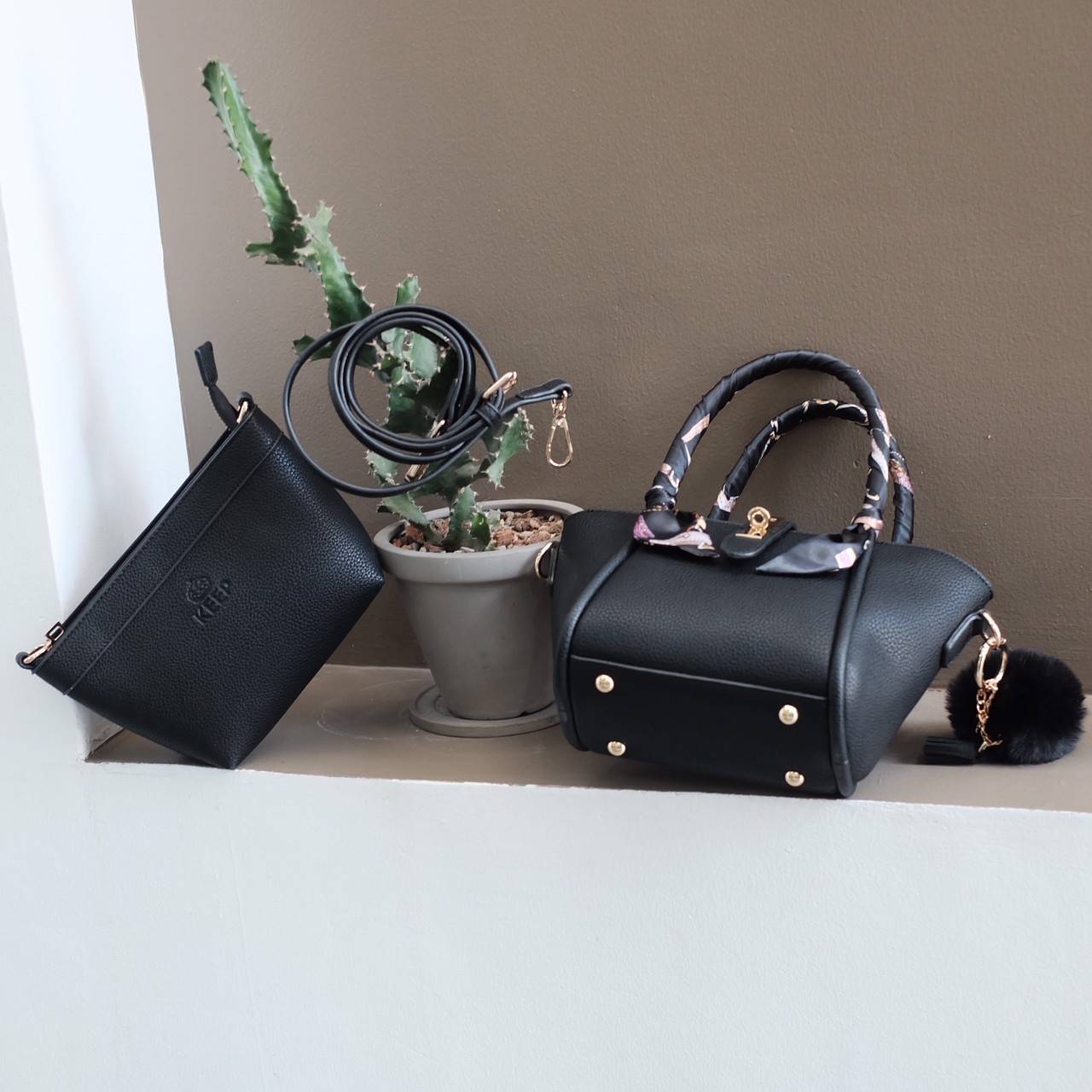 กระเป๋าทรงน่ารักๆ รับ Summer นี้เลยค่า KEEP ‘ Basket ‘ Handbag > ทรงน่ารัก (ราคานี้แถม ปอมๆ และผ้าพันหูกระเป๋าให้ 2 ผืน เข้า Set ) > มีใบเล็กด้านใน ให้อีก 1 ใบ สามารถเอาออกมาใช้สะพายได้ ( เหมือนซื้อ1ได้2 ) >น้ำหนักเบา ใบเล็กกะทัดรัด เหมาะกับ Summ