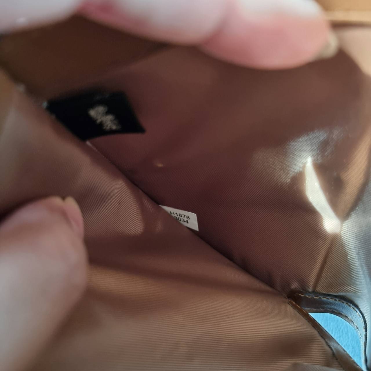 COACH F33034 MEDIUM CORNER ZIP WALLET IN COLORBLOCK SIGNATURE CANVAS กระเป๋าสตางค์ใบกลาง 👛 ขนาดกำลังเหมาะมือ วัสดุหนังแคนวาส ดูแลรักษาง่าย มีช่องใส่บัตรและธนบัตรครบ และช่องซิปแยกไว้ใส่เหรียญ สวยคลาคสิคแบบนี้เหมาะส่งต่อเป็นของขวัญที่สุดจ้า