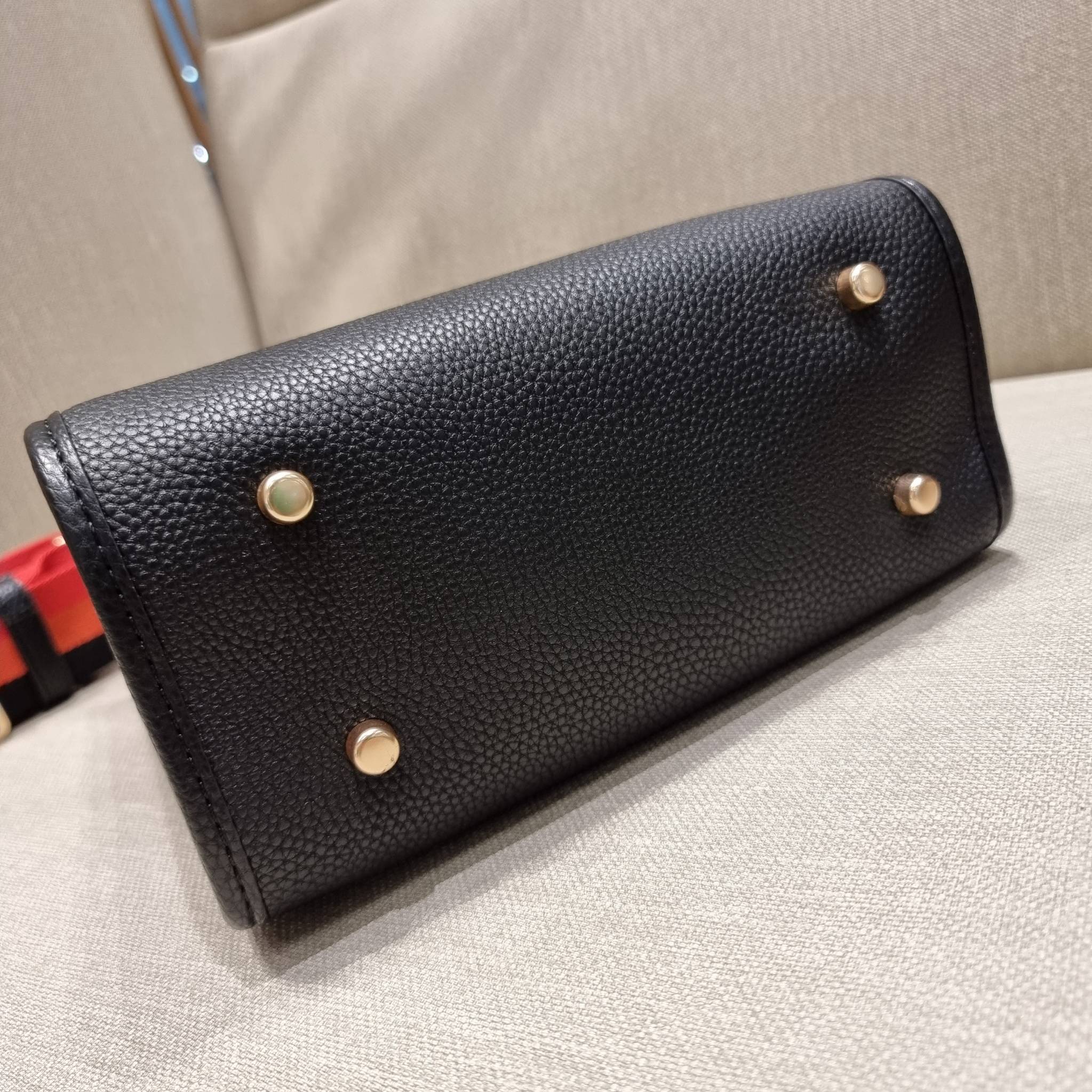 COACH C6988 DEMPSEY TOTE 22 WITH TIGER PRINT ใหม่ล่าสุดน้องเสือนำทรัพย์ 🐯🐯 คอลเลคชั่นฉลองปีเสือต้องมาจ้า กับรุ่นสวยคลาสสิค กระเป๋าทรงโท้ท ขนาดน่ารักน่าใช้มากๆ ดีไซน์พริ้นท์ลายเสือดึงดูดสายตา สวยมีสเน่ห์ที่สุด!! ฟังก์ชั่นการใช้งานสะดวก มีทั