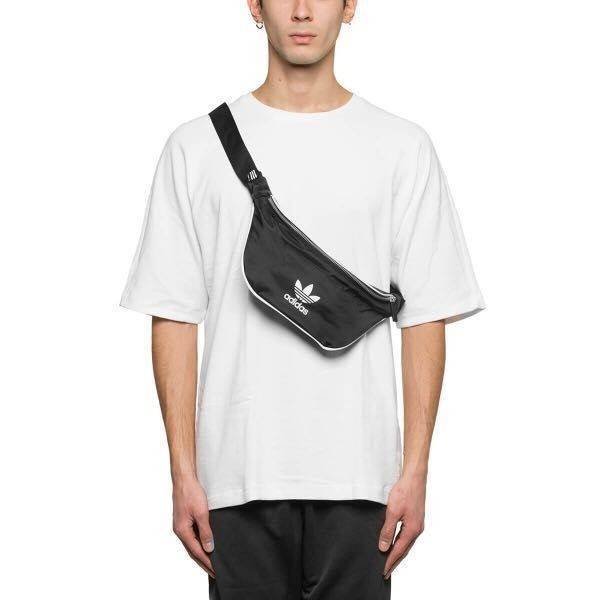 ADIDAS ORIGINALS ADICOLOR WAIST BAG ของมันต้องมี!! กระเป๋าคาดอก/คาดเอวสุดชิค ดีไซน์เรียบง่าย แต่สะพายแล้วเท่ คลาสสิคสุดๆ!! วัสดุ Nylon+Polyester กันน้ำได้ เปิด-ปิดฝากระเป๋าด้วยซิป หัวซิปปั๊มแบรนด์เป็น signature ภายในมีช่องโล่งกว้าง ใส่ของได้พอสมควร ใส่มือ