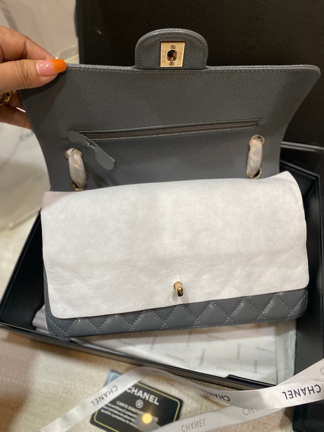 CHANEL Classic Medium Flap Bag กระเป๋าสะพายคลาสสิกรุ่นยอดนิยมตลอดกาล ดีไซน์เรียบหรูหราขับผิว งานหนังแท้สวยมาก มีอะไหล่เงินและทอง สุดยอดเดอะเบสท์ไอเท็ม