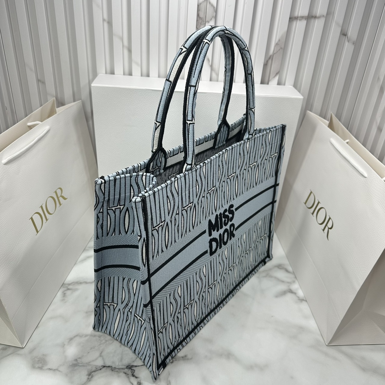 ORI หนังแท้ | Dior Miss Dior Allover Book Tote Handbag 16" กระเป๋าทรงโท้ทคอลใหม่ ดีไซน์ลวดลายกราฟฟิกสวยงามและหรูหราโดดเด่นไม่เหมือนใคร